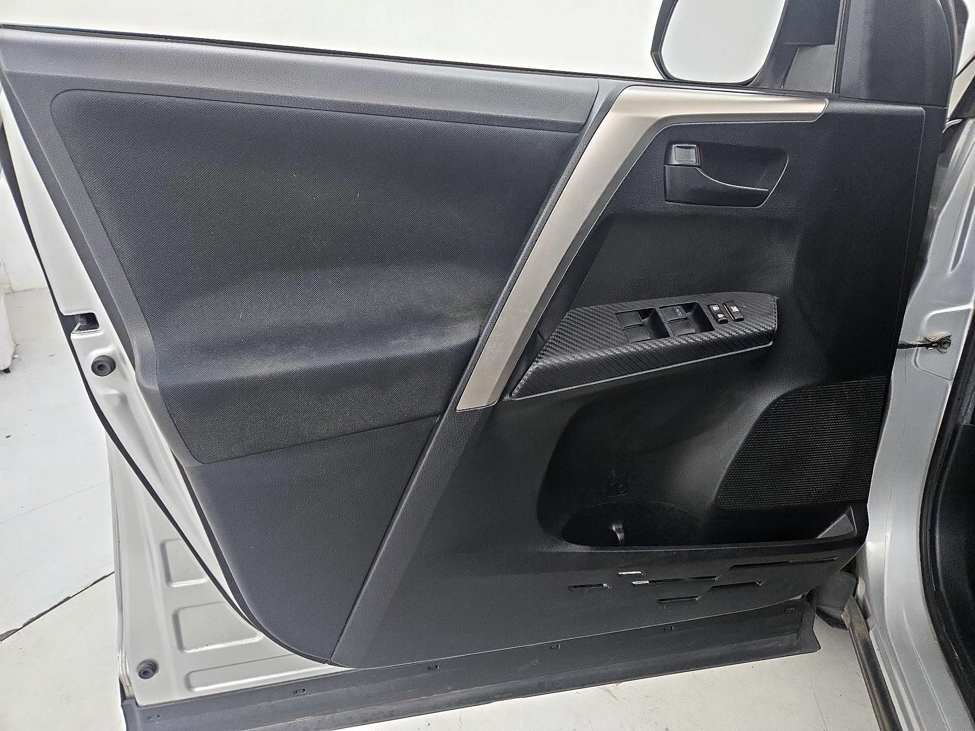 Thumbnail: 2015 Toyota RAV4 - 12