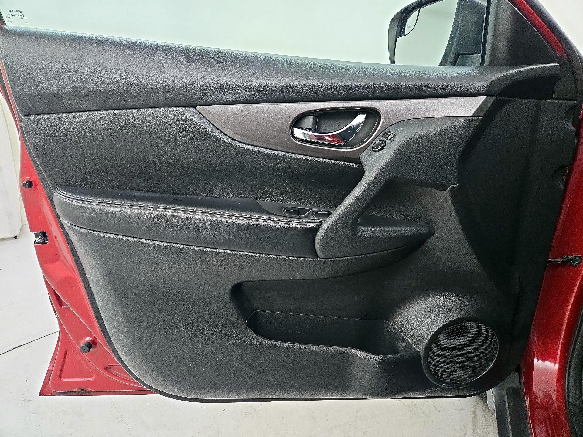 Thumbnail: 2015 Nissan Rogue - 12