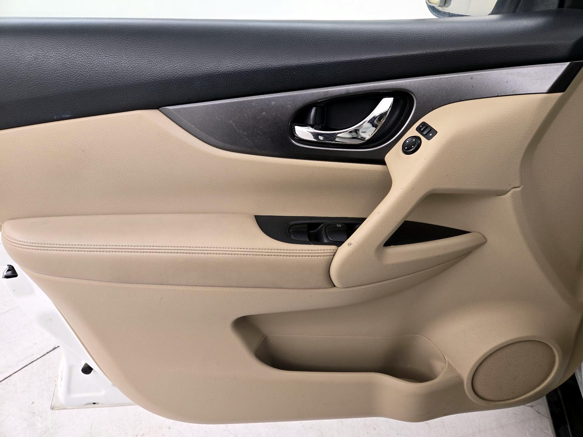 Thumbnail: 2016 Nissan Rogue - 12