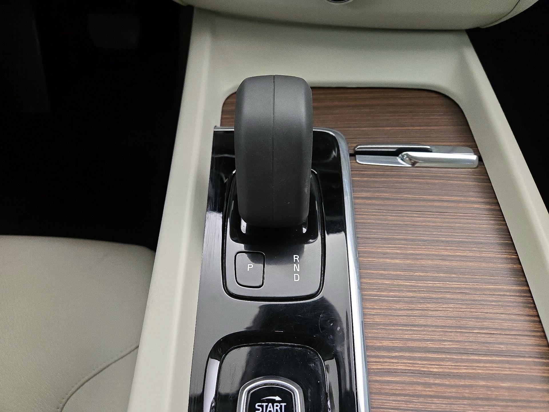 Thumbnail: 2022 Volvo XC60 - 18