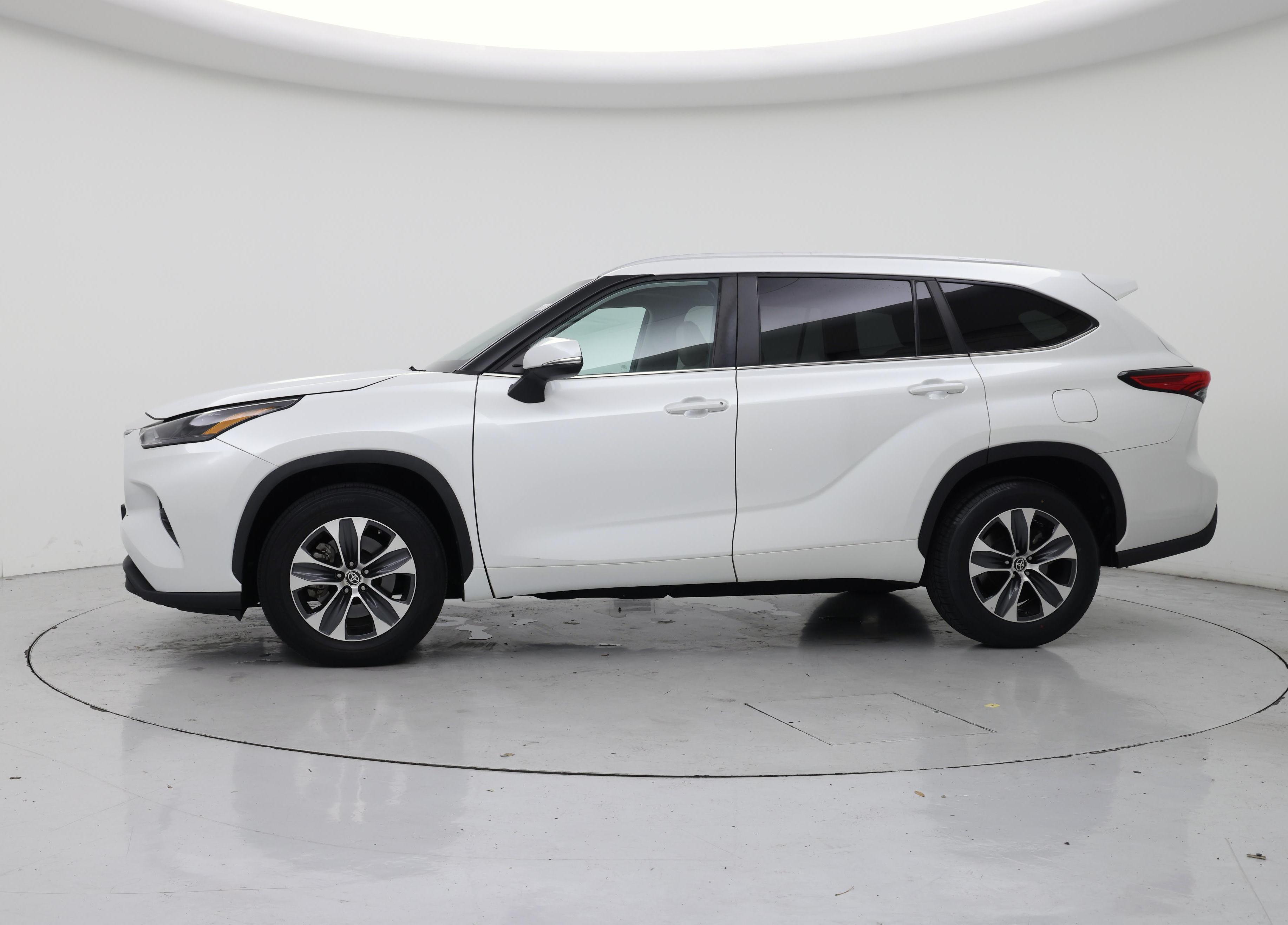 Thumbnail: 2023 Toyota Highlander - 3