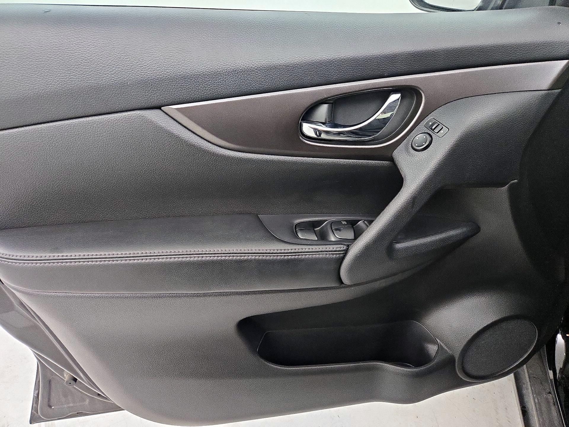 Thumbnail: 2015 Nissan Rogue - 12