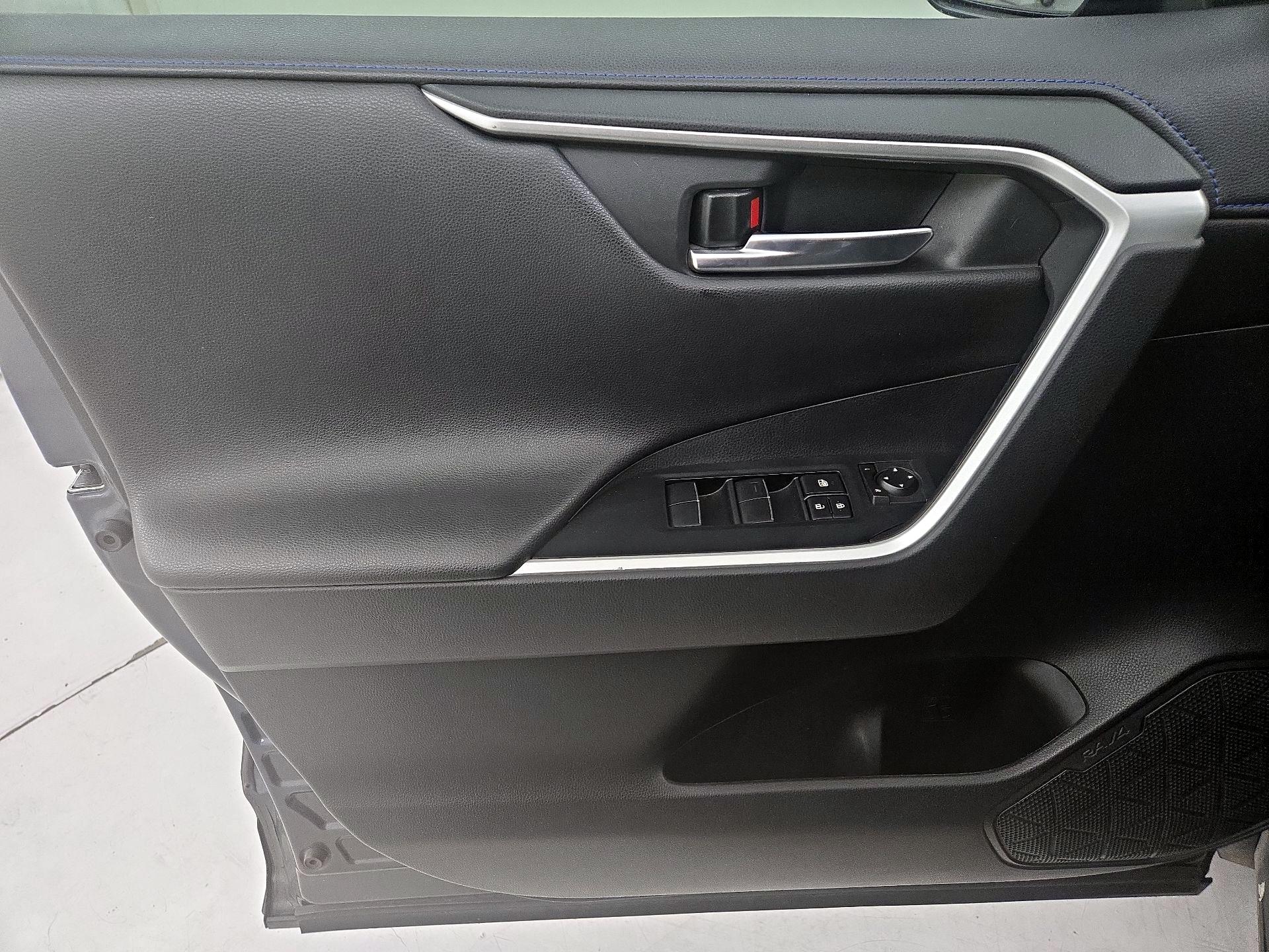 Thumbnail: 2020 Toyota RAV4 - 12
