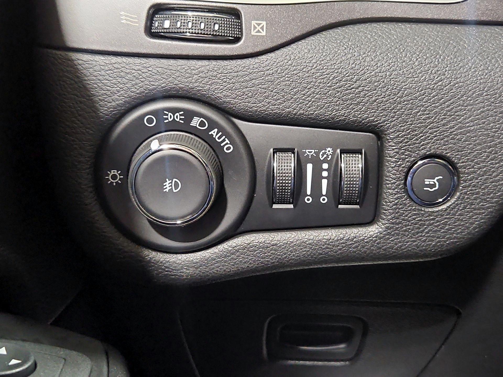 Thumbnail: 2021 Jeep Cherokee - 13