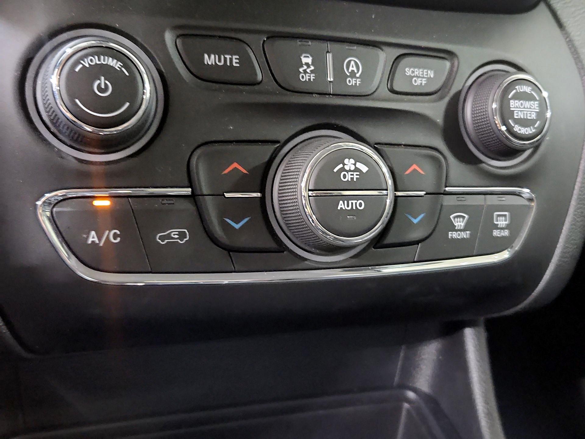 Thumbnail: 2021 Jeep Cherokee - 16