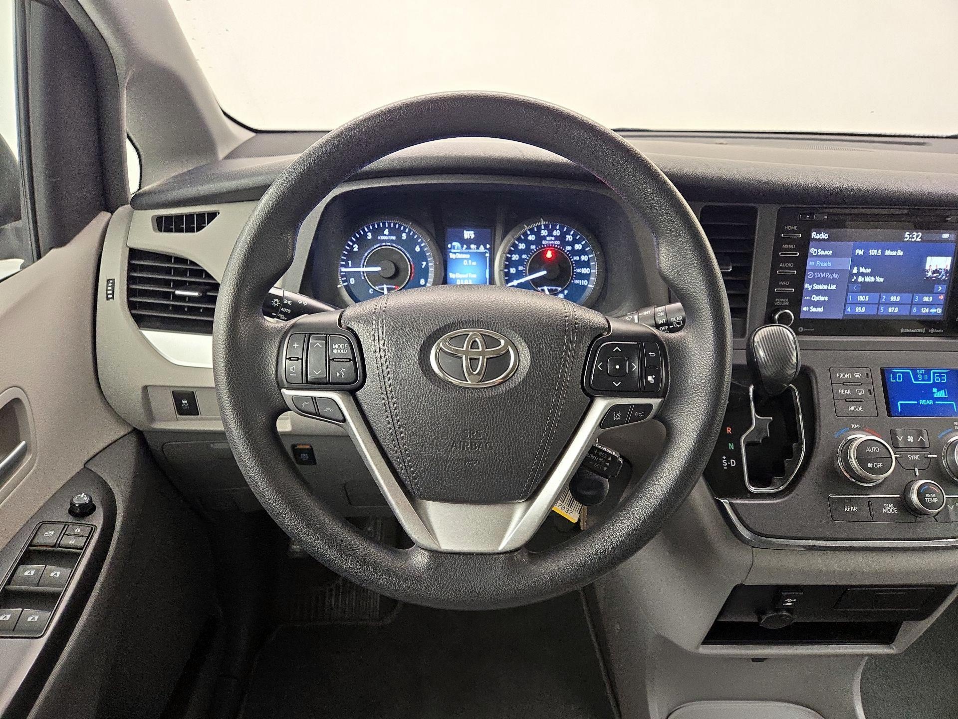 Thumbnail: 2018 Toyota Sienna - 10