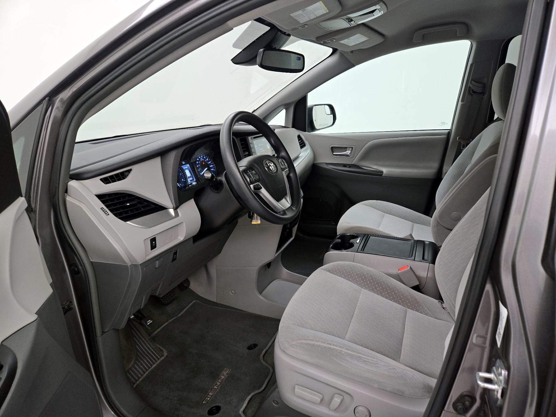 Thumbnail: 2018 Toyota Sienna - 11