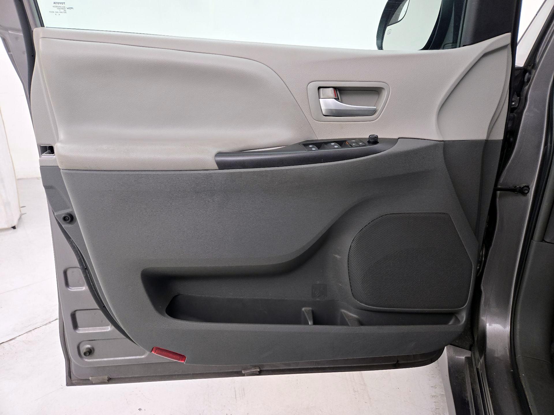Thumbnail: 2018 Toyota Sienna - 12