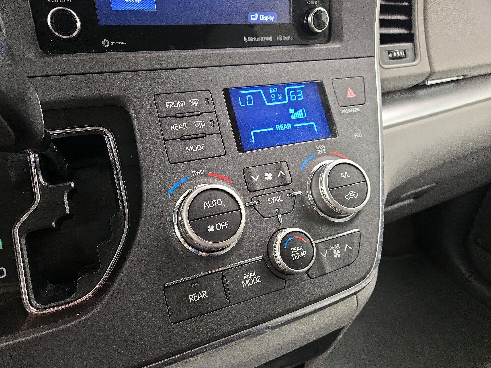 Thumbnail: 2018 Toyota Sienna - 16