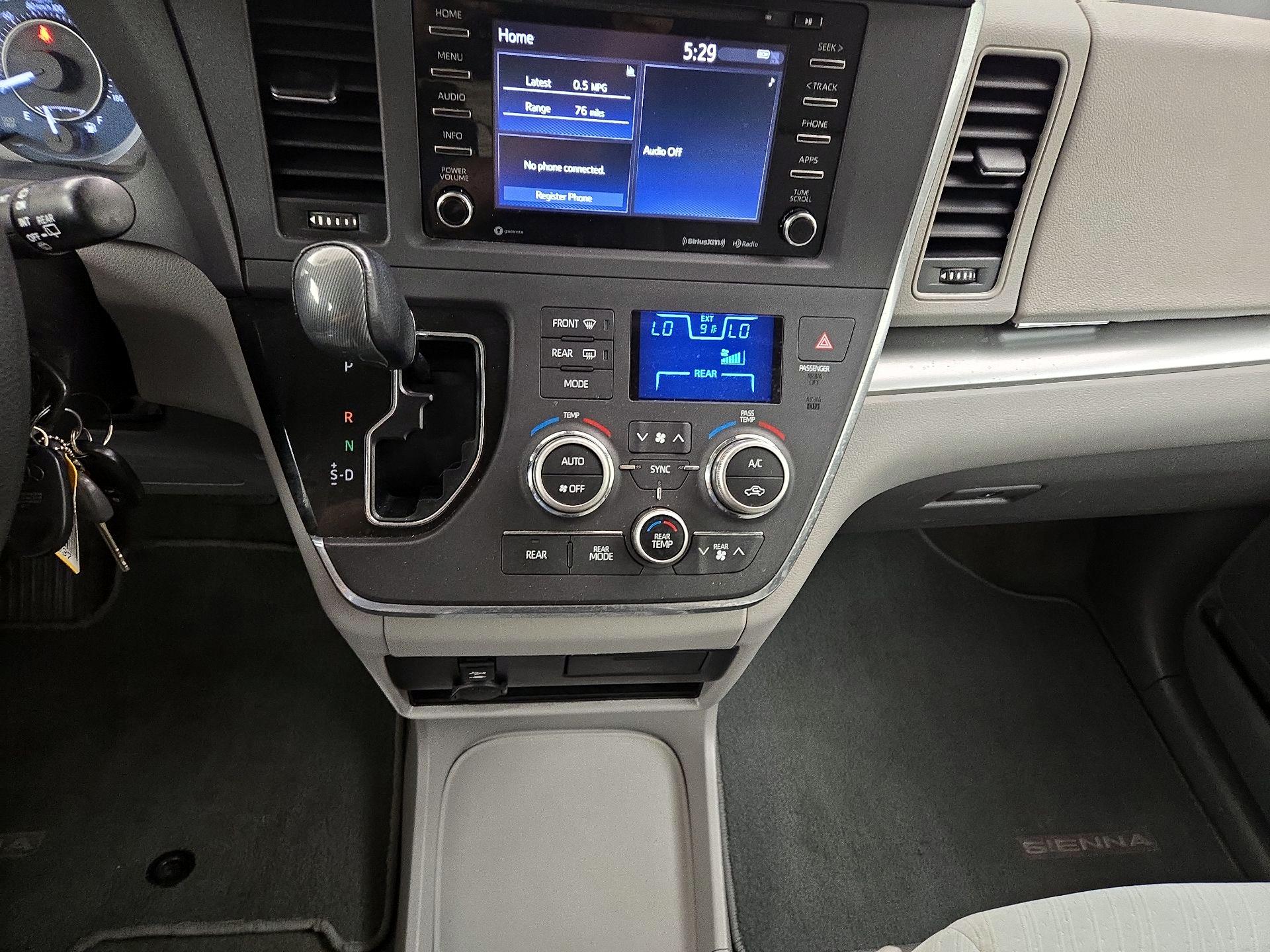 Thumbnail: 2018 Toyota Sienna - 17