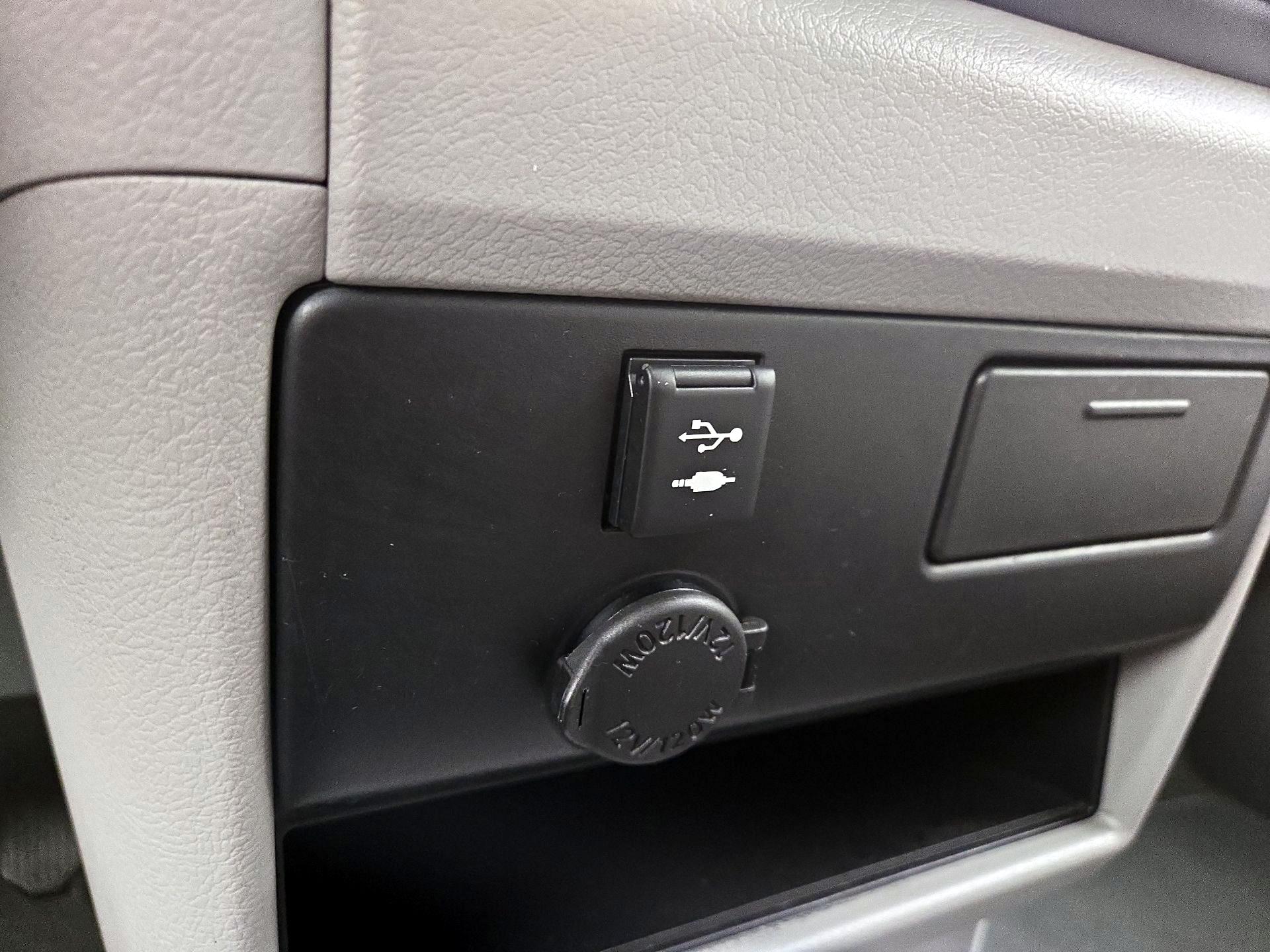 Thumbnail: 2018 Toyota Sienna - 18