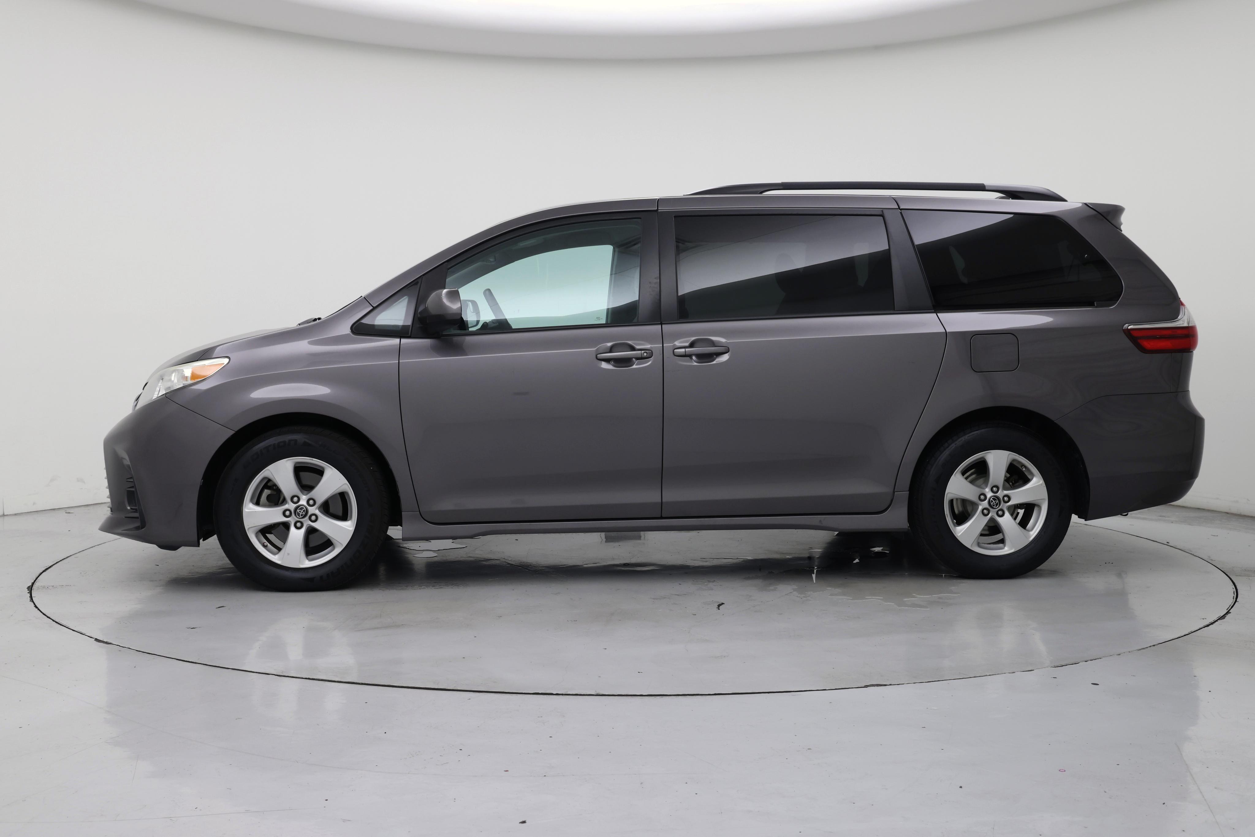 Thumbnail: 2018 Toyota Sienna - 3