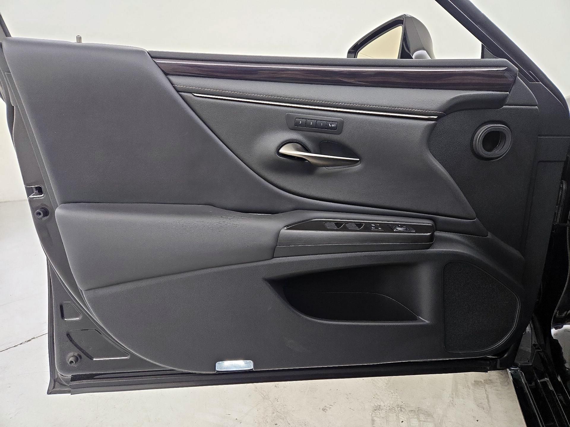Thumbnail: 2019 Lexus ES - 12