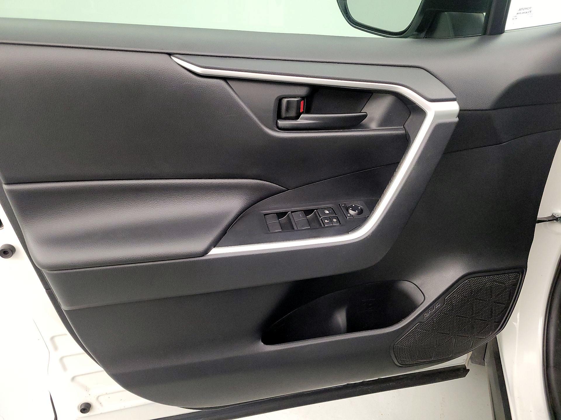 Thumbnail: 2019 Toyota RAV4 - 12