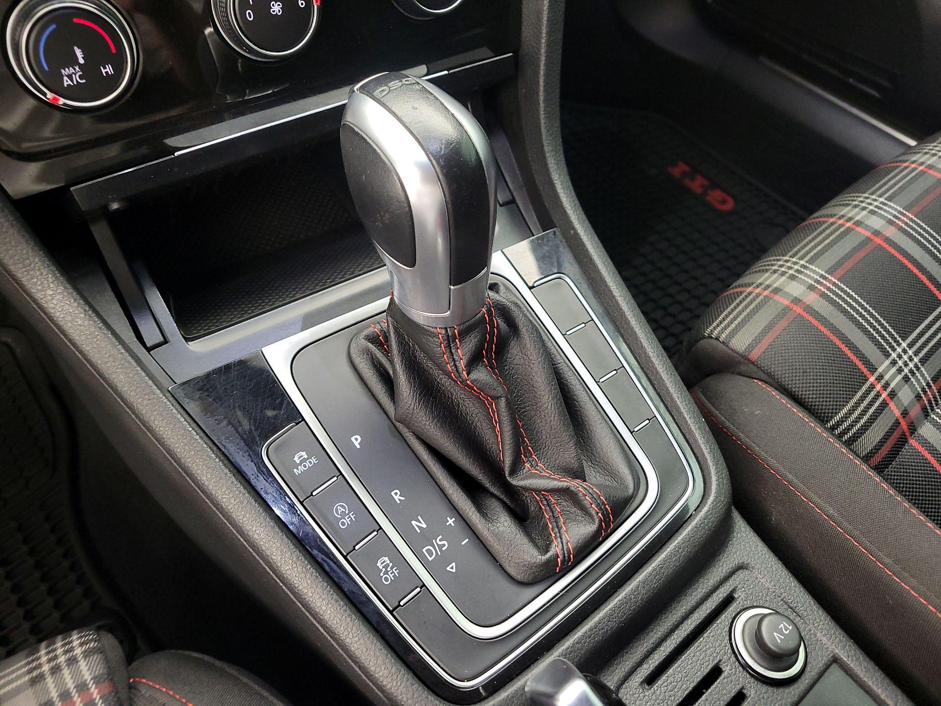 Thumbnail: 2018 Volkswagen Golf - 17