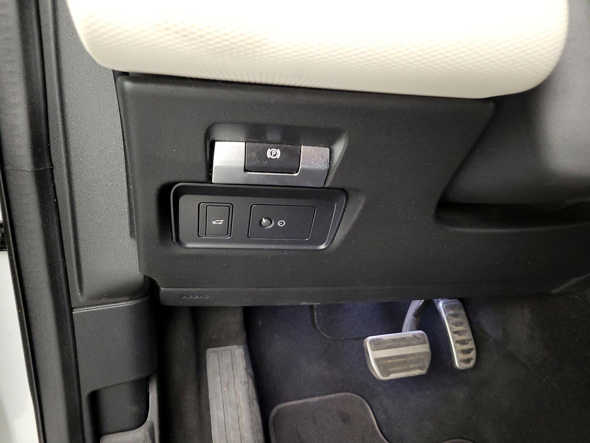 Thumbnail: 2021 Land Rover Discovery Sport - 13