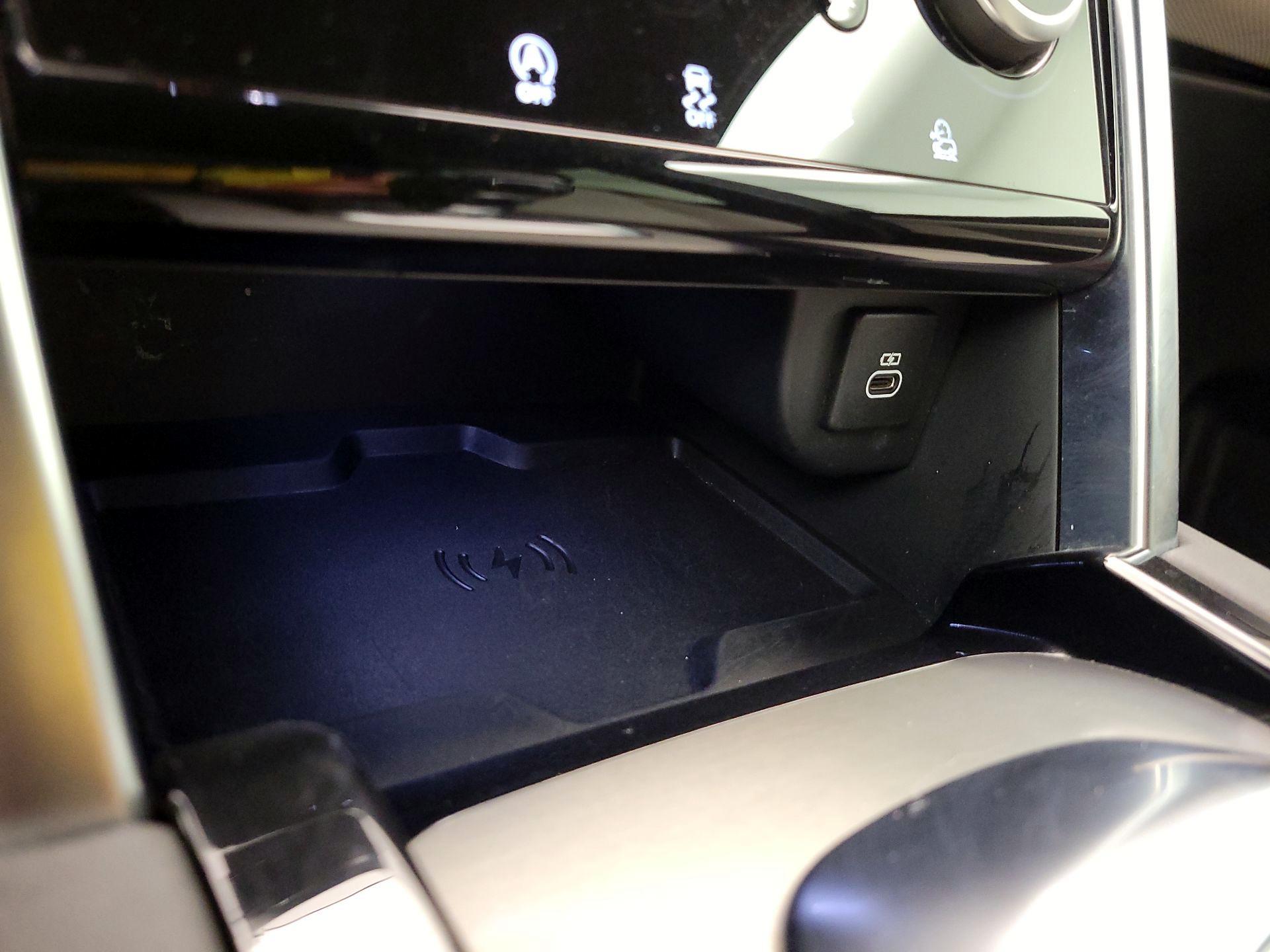 Thumbnail: 2021 Land Rover Discovery Sport - 19