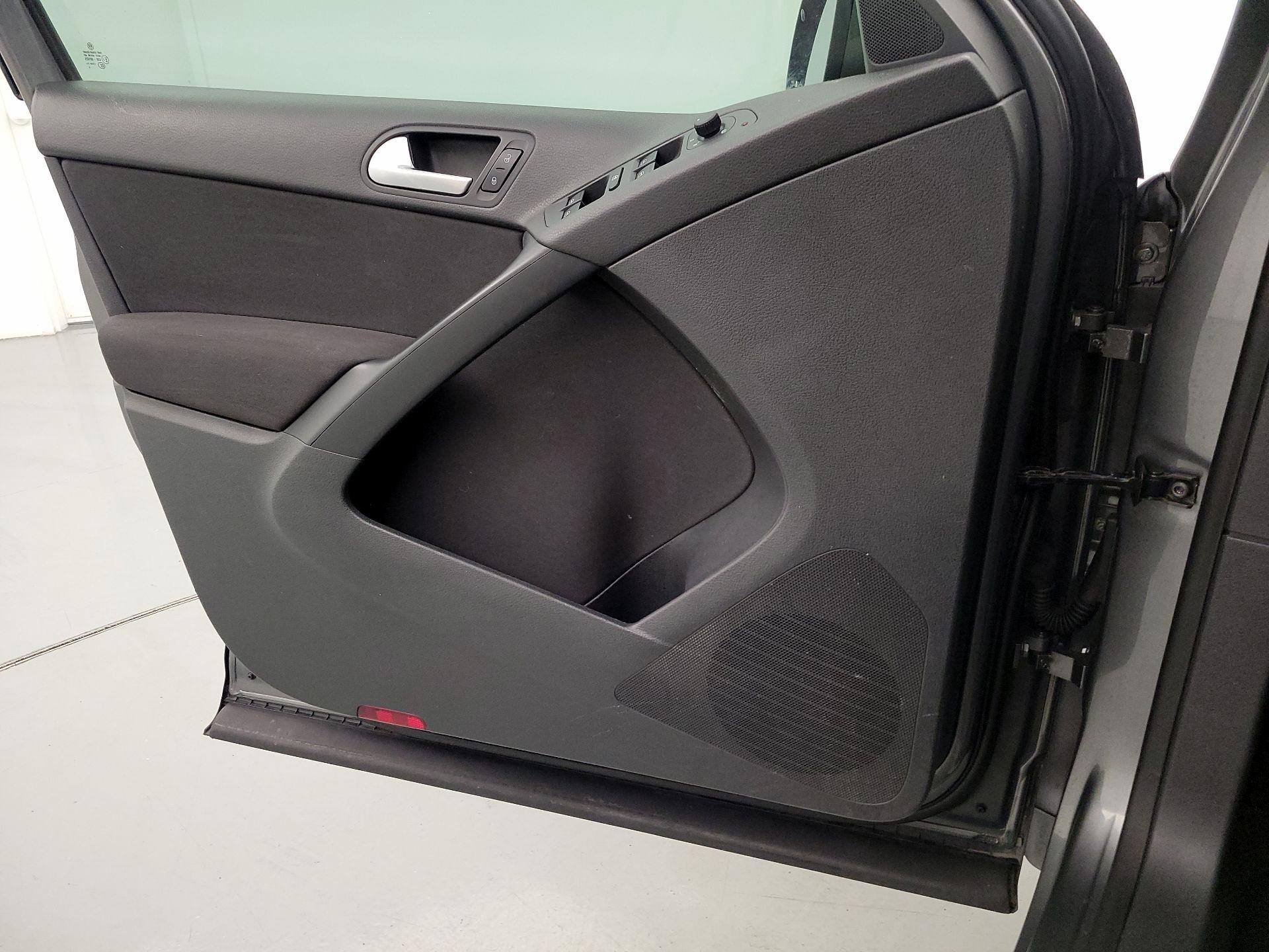 Thumbnail: 2017 Volkswagen Tiguan - 12