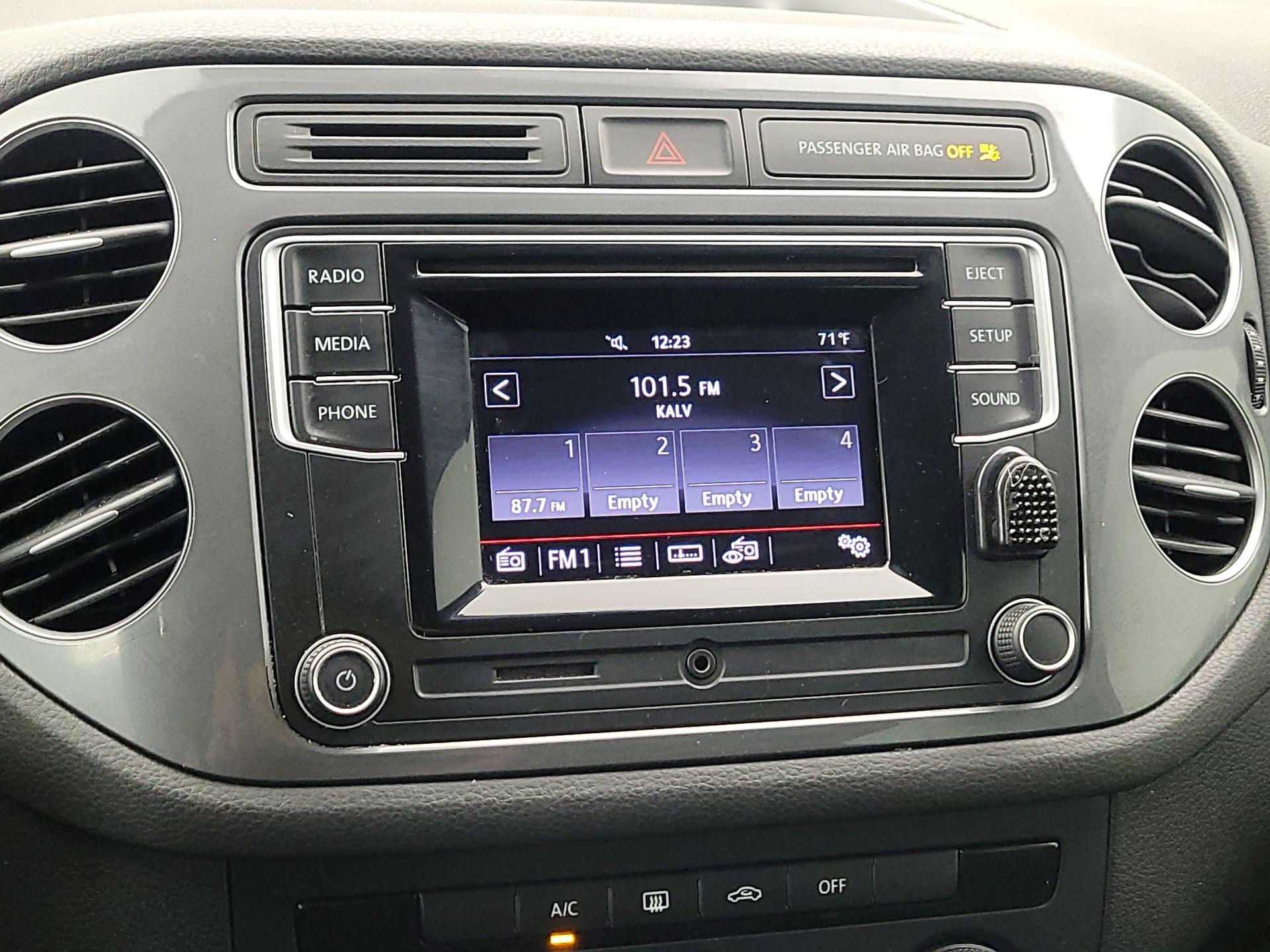 Thumbnail: 2017 Volkswagen Tiguan - 15