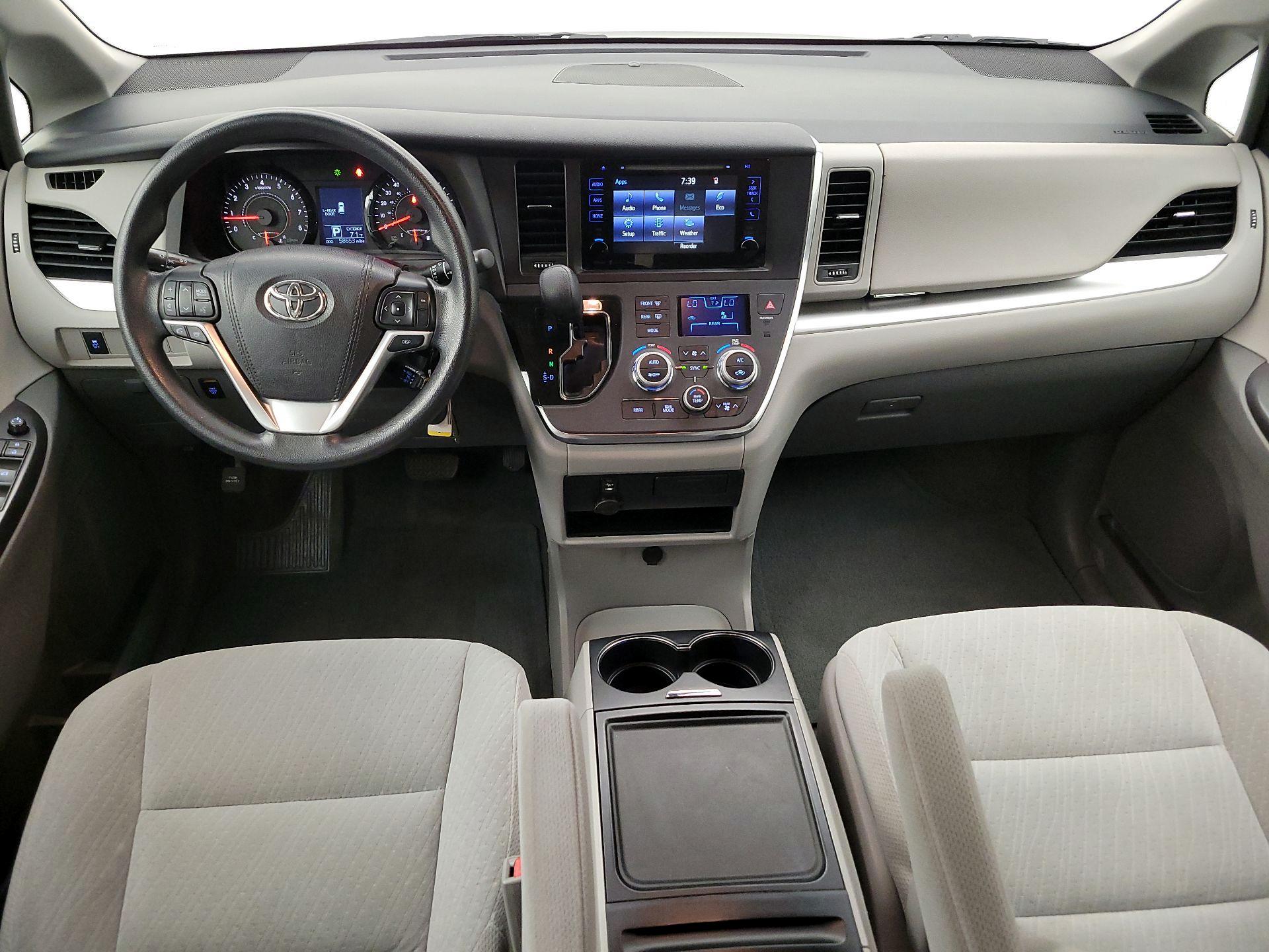 Thumbnail: 2017 Toyota Sienna - 9