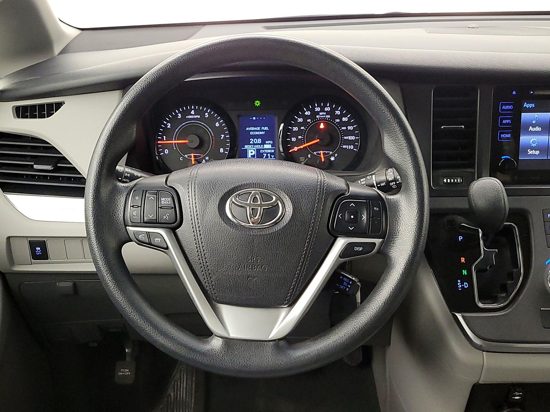 Thumbnail: 2017 Toyota Sienna - 10