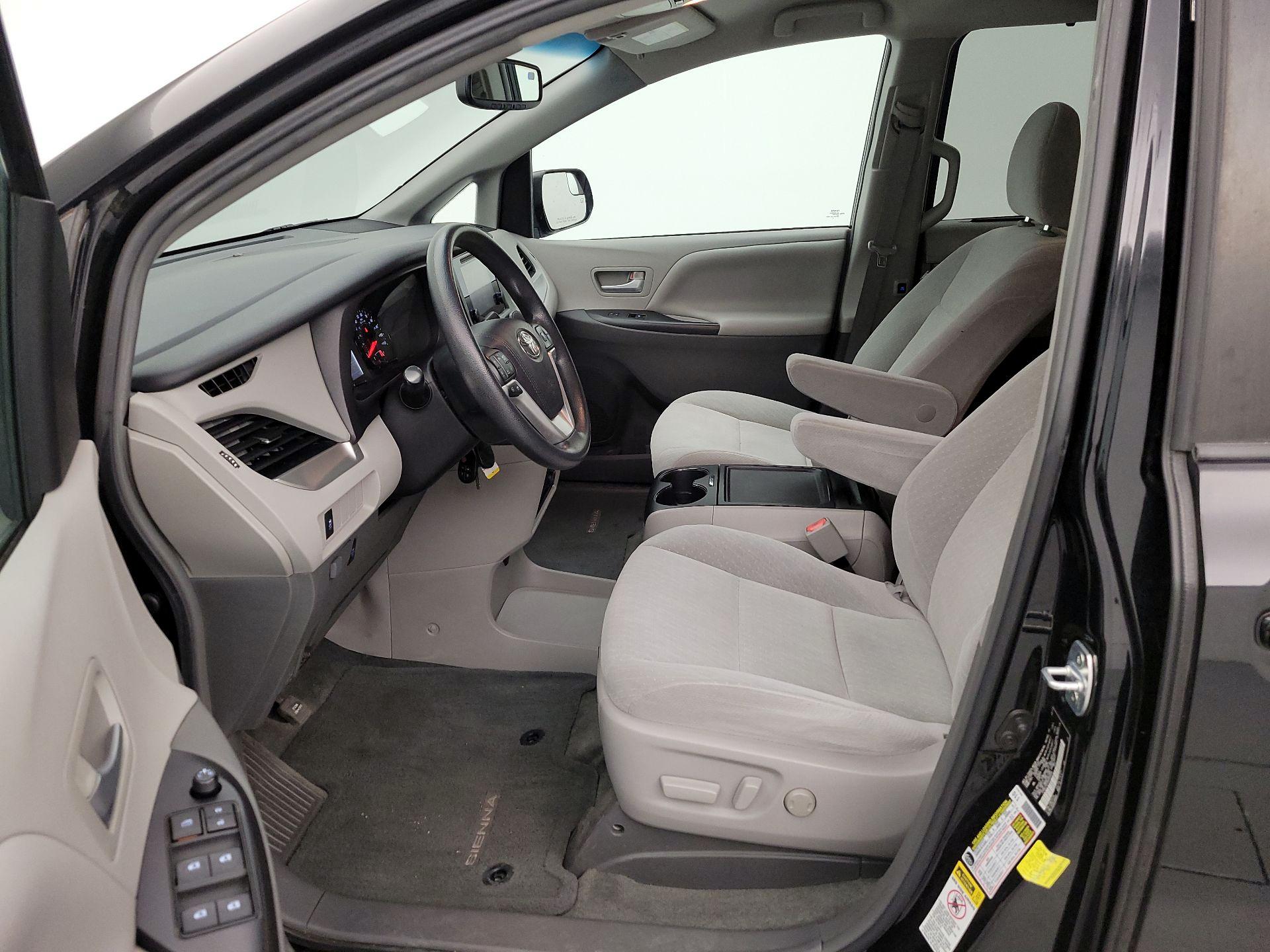 Thumbnail: 2017 Toyota Sienna - 11