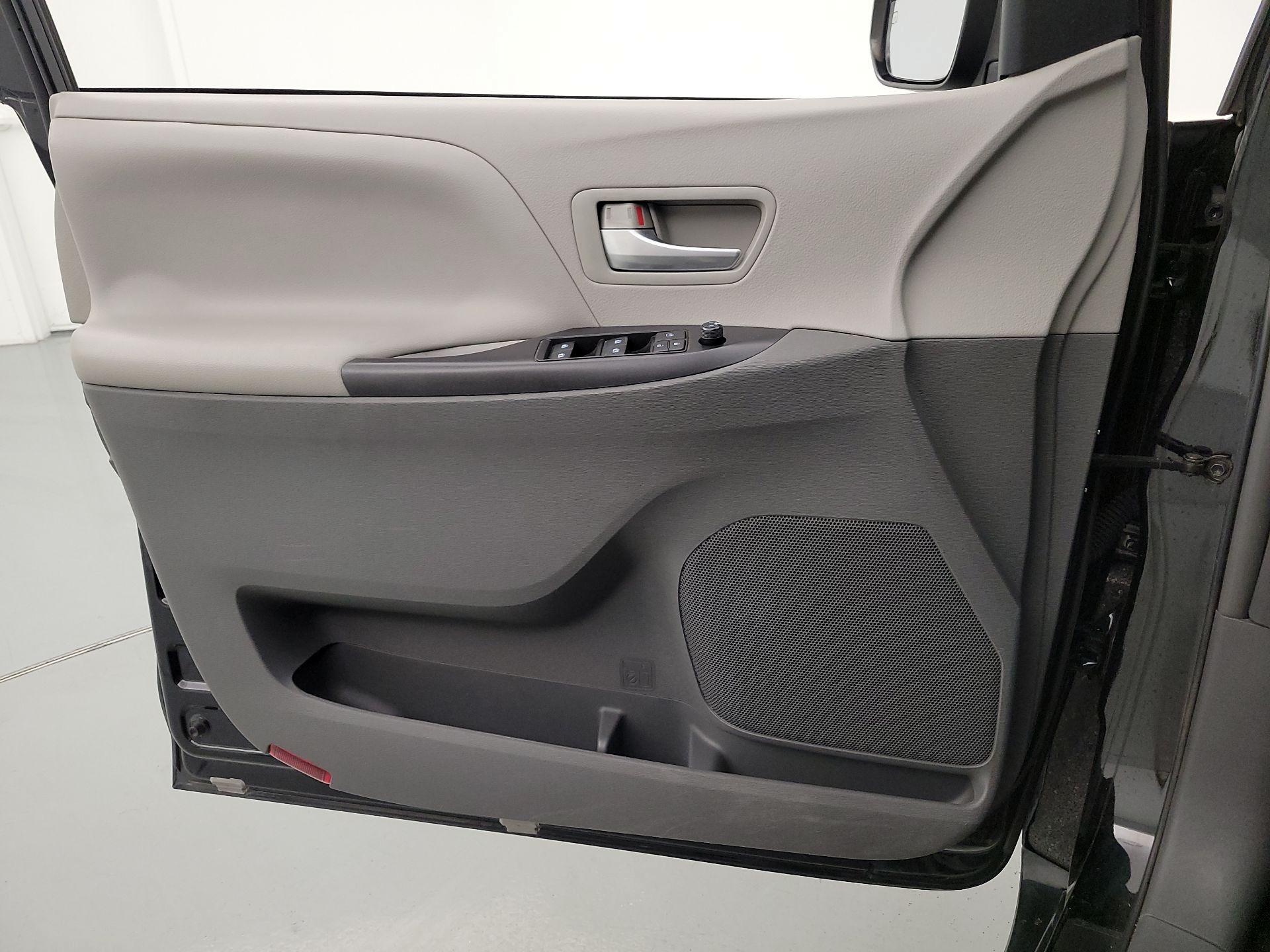 Thumbnail: 2017 Toyota Sienna - 12