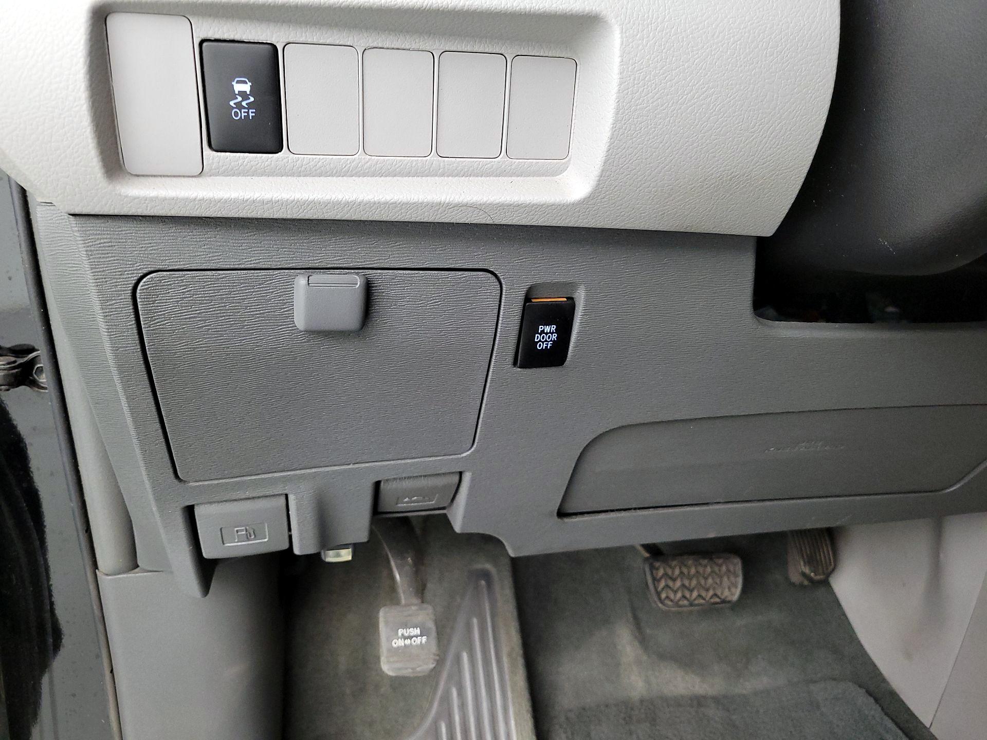 Thumbnail: 2017 Toyota Sienna - 13