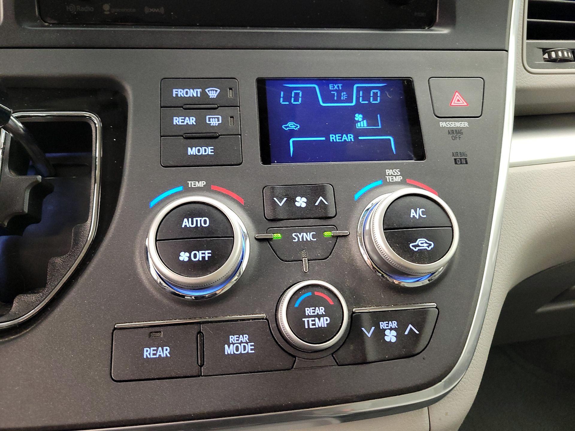 Thumbnail: 2017 Toyota Sienna - 16