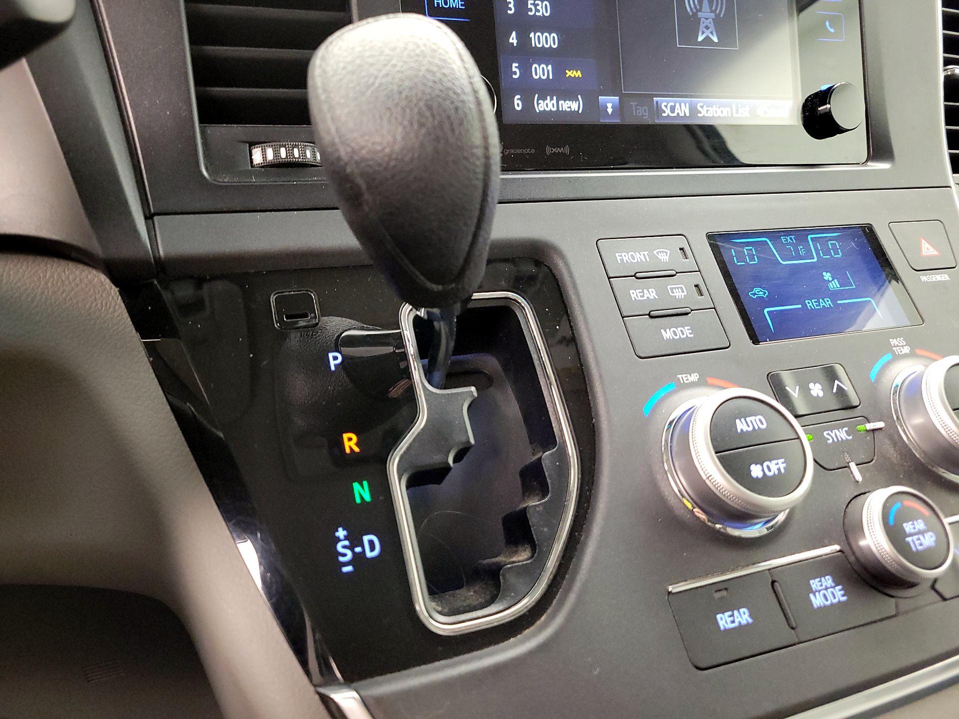 Thumbnail: 2017 Toyota Sienna - 17