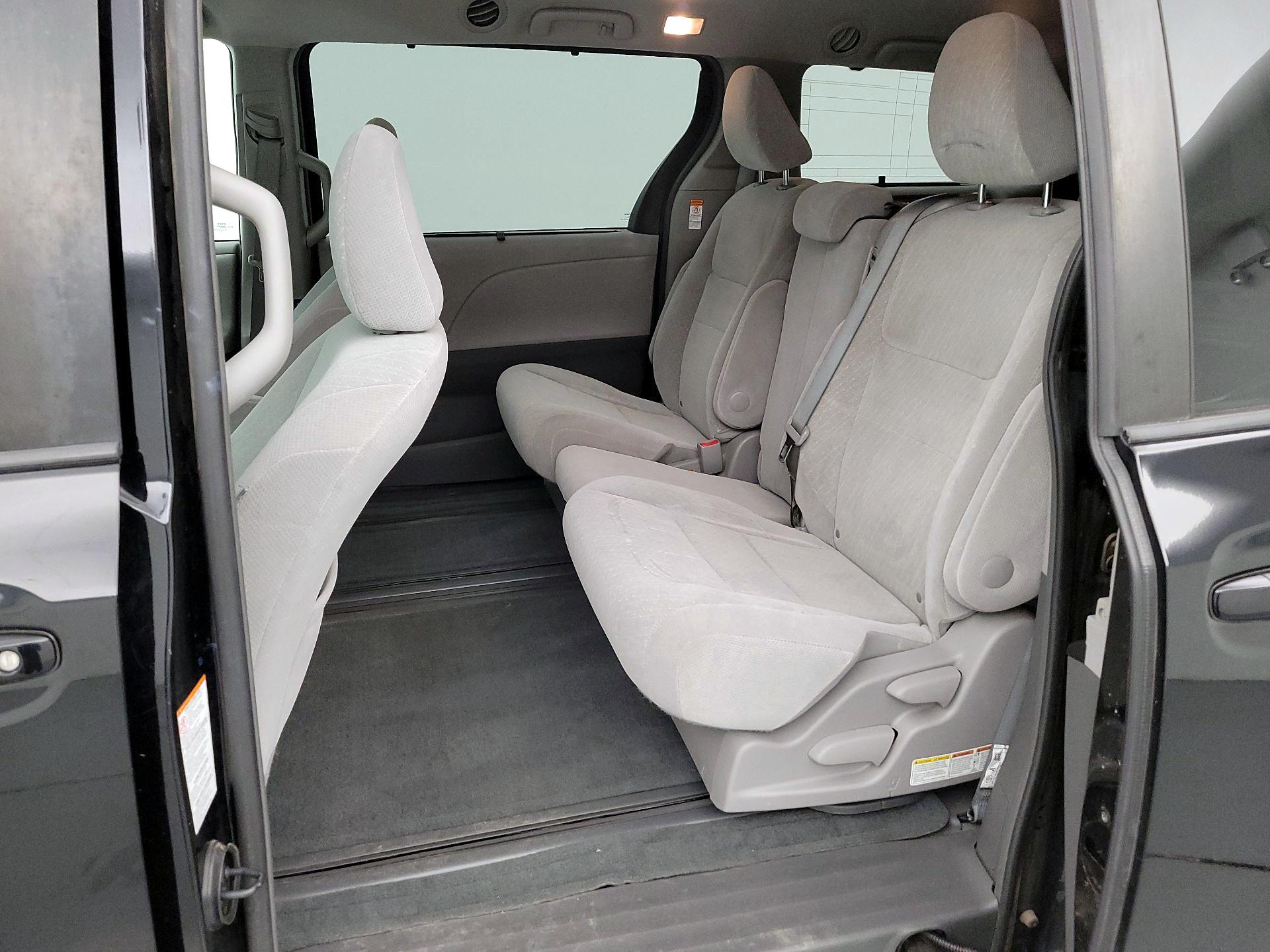 Thumbnail: 2017 Toyota Sienna - 19