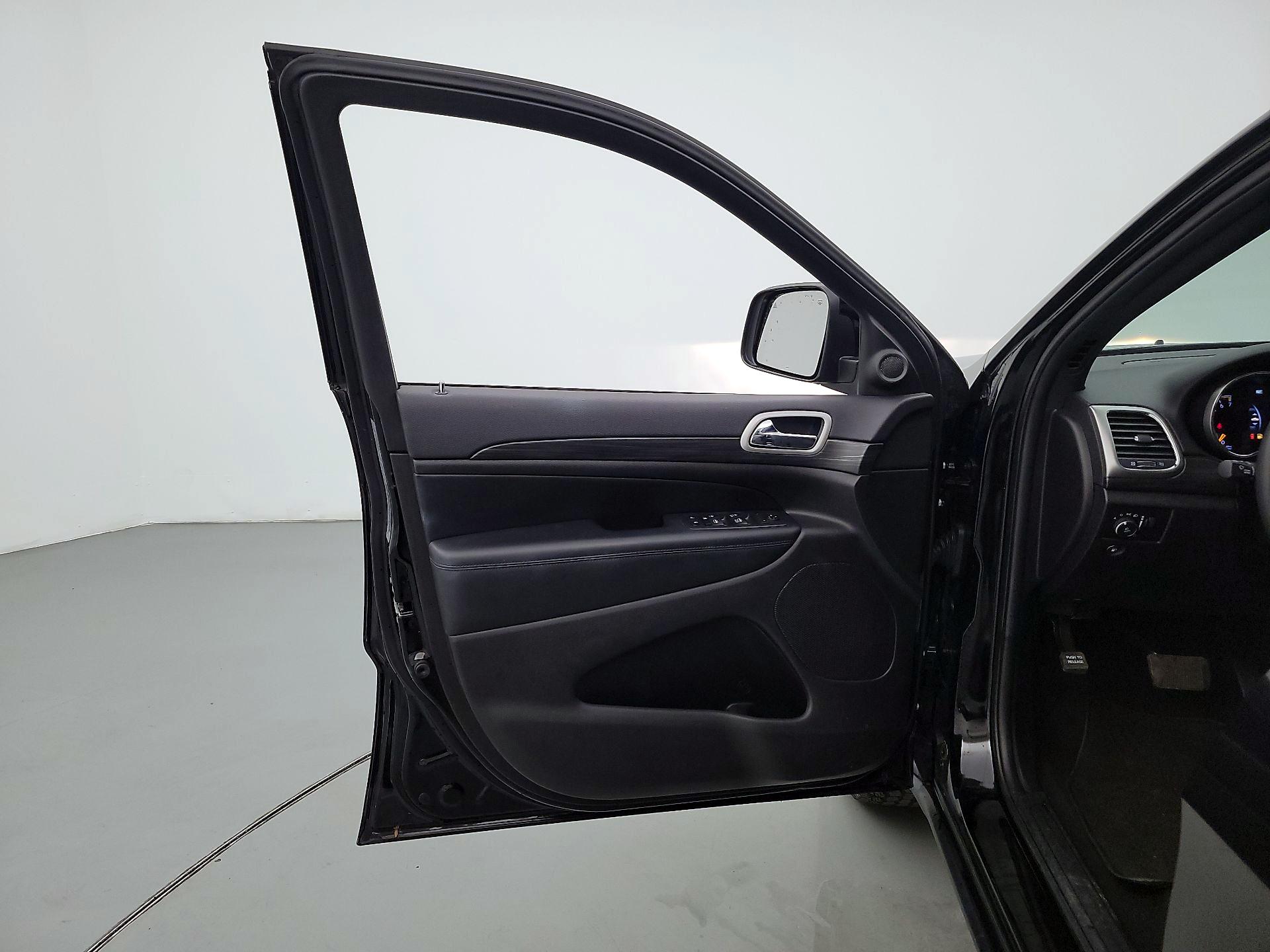 Thumbnail: 2020 Jeep Grand Cherokee - 12