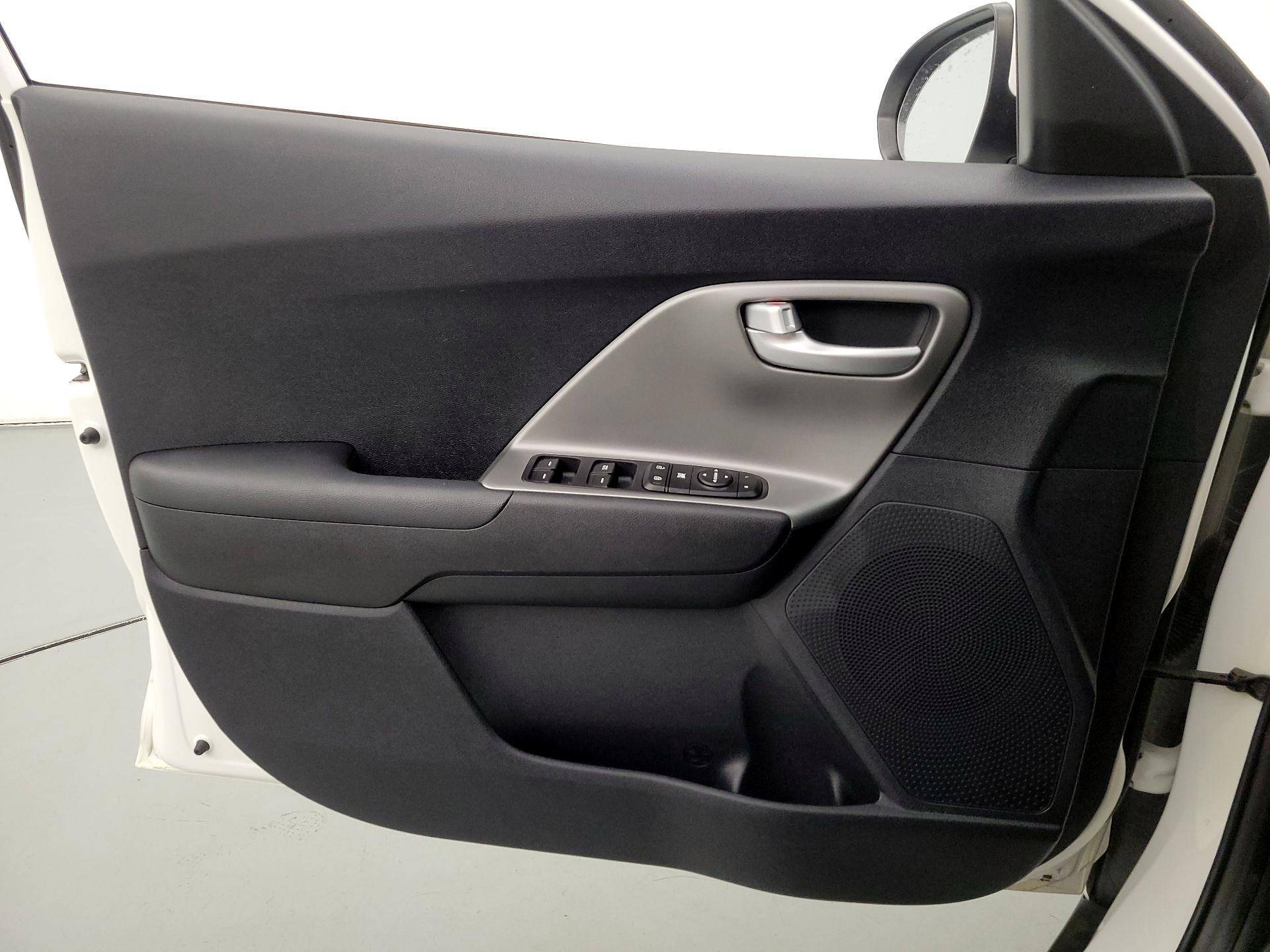 Thumbnail: 2017 Kia Niro - 12