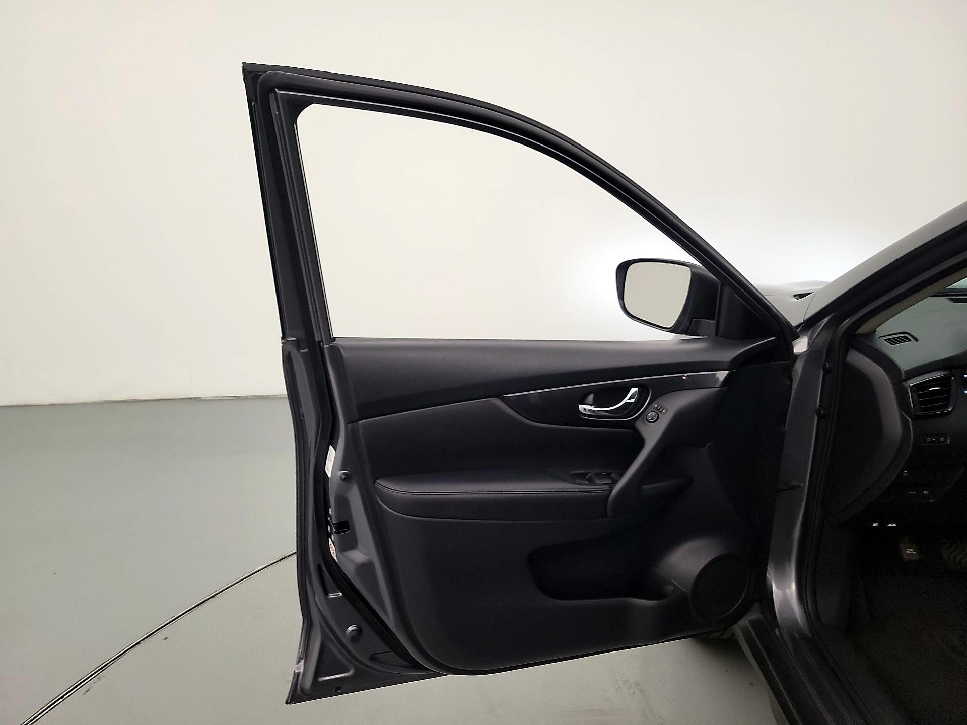 Thumbnail: 2017 Nissan Rogue - 12