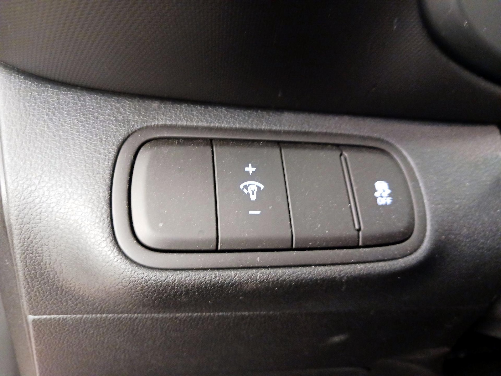2025 Hyundai Venue Limited - Photo 14