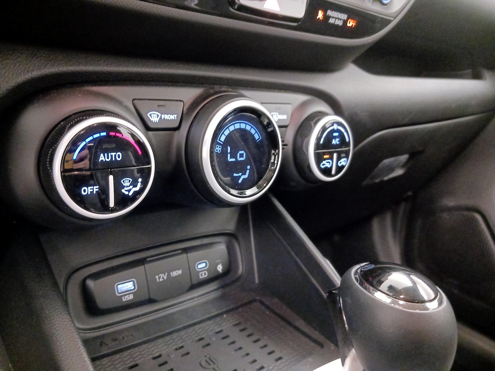 2025 Hyundai Venue Limited - Photo 18