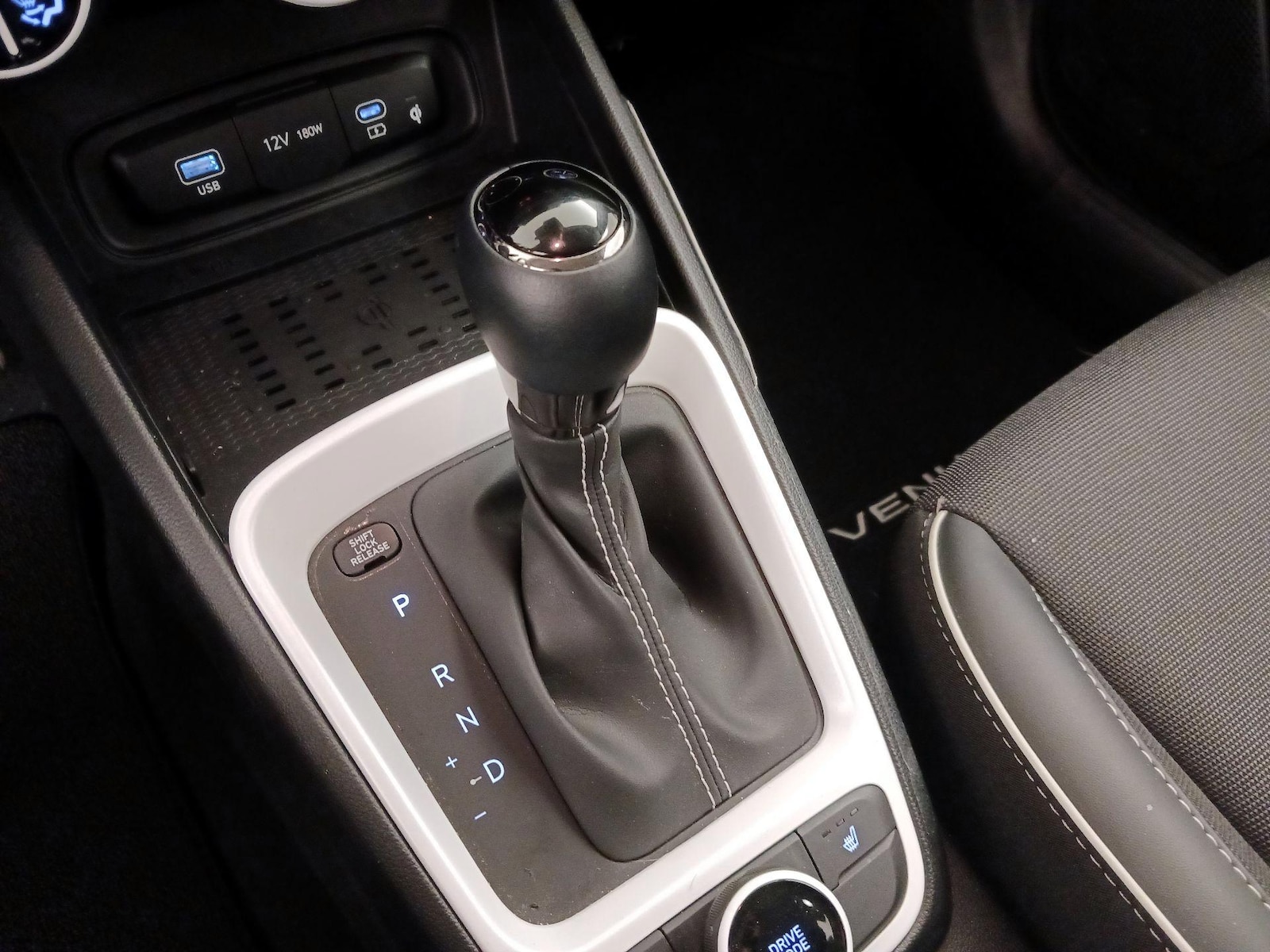2025 Hyundai Venue Limited - Photo 19