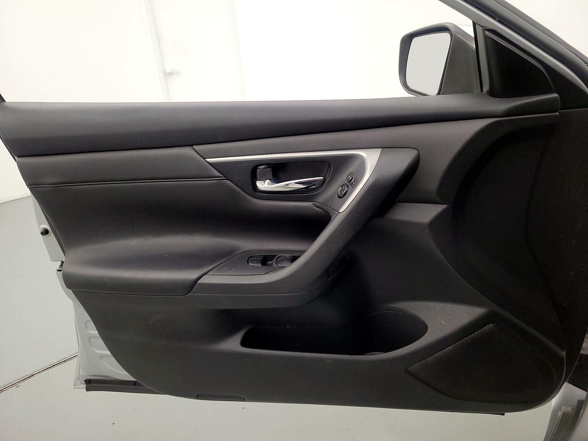 Thumbnail: 2015 Nissan Altima - 12