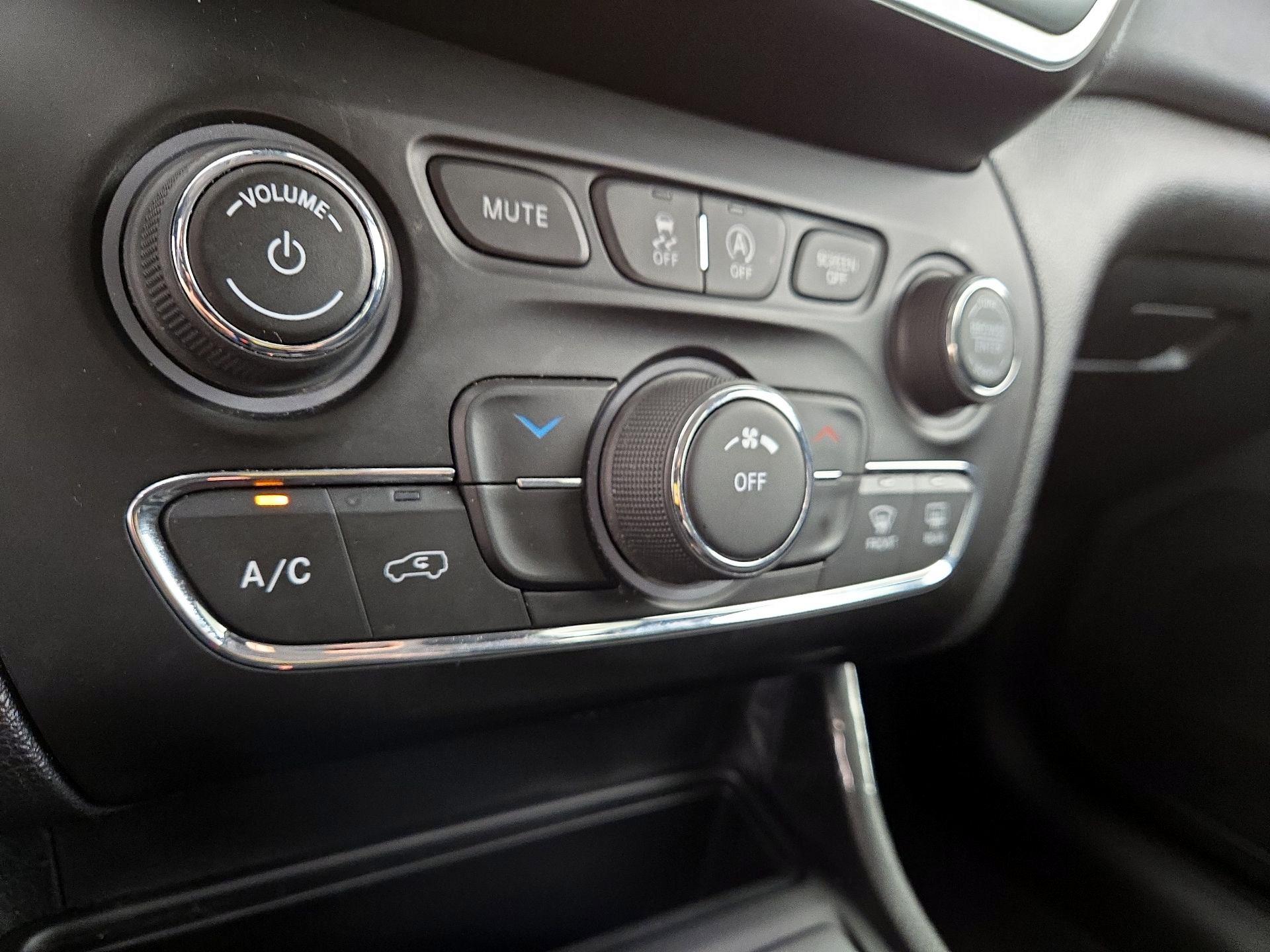 Thumbnail: 2021 Jeep Cherokee - 16