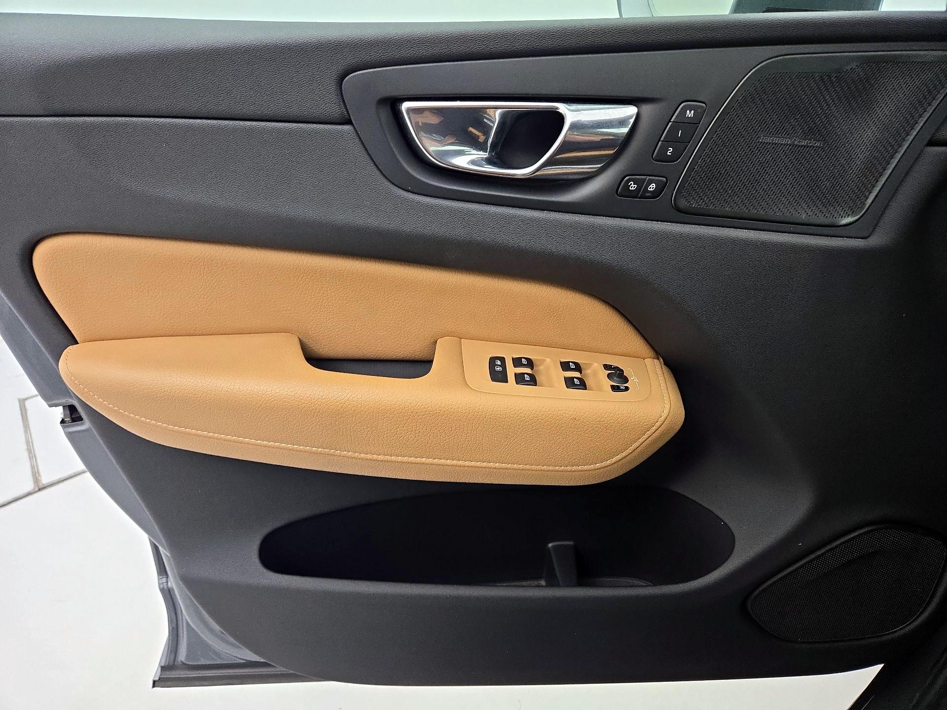 Thumbnail: 2020 Volvo XC60 - 10