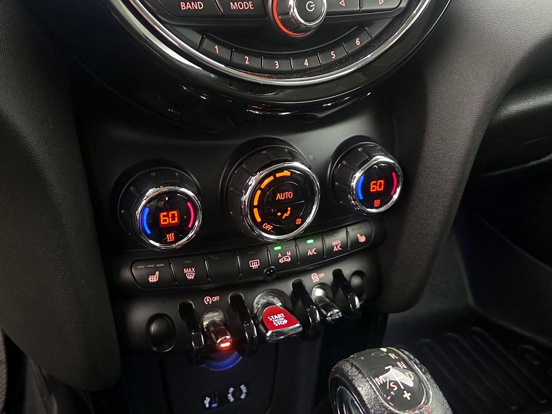 Thumbnail: 2016 MINI Cooper Hardtop - 15