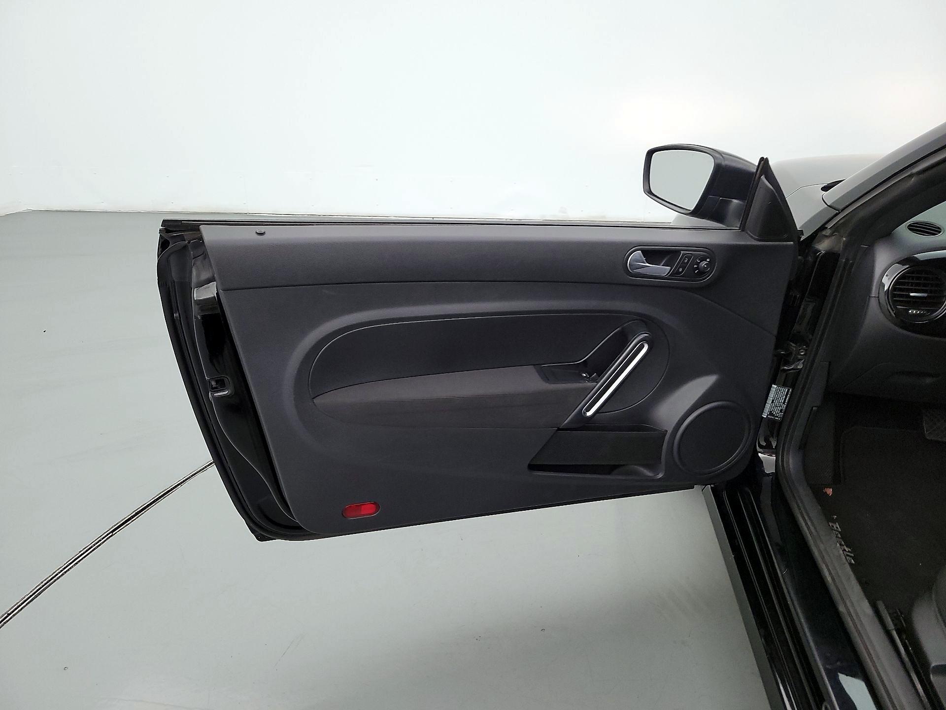 Thumbnail: 2016 Volkswagen Beetle - 12