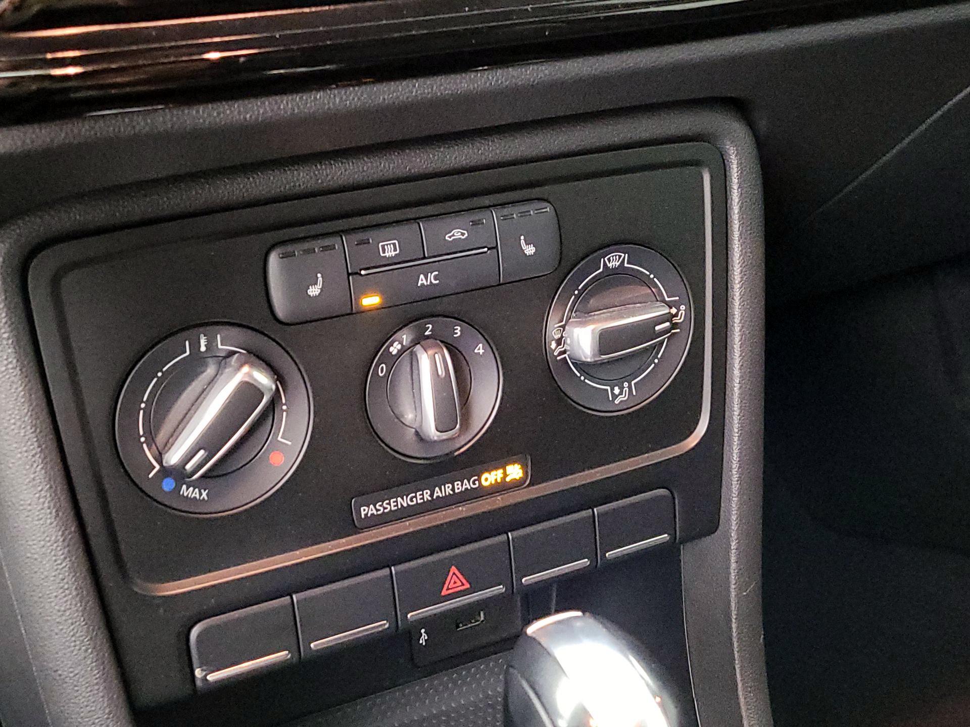 Thumbnail: 2016 Volkswagen Beetle - 15