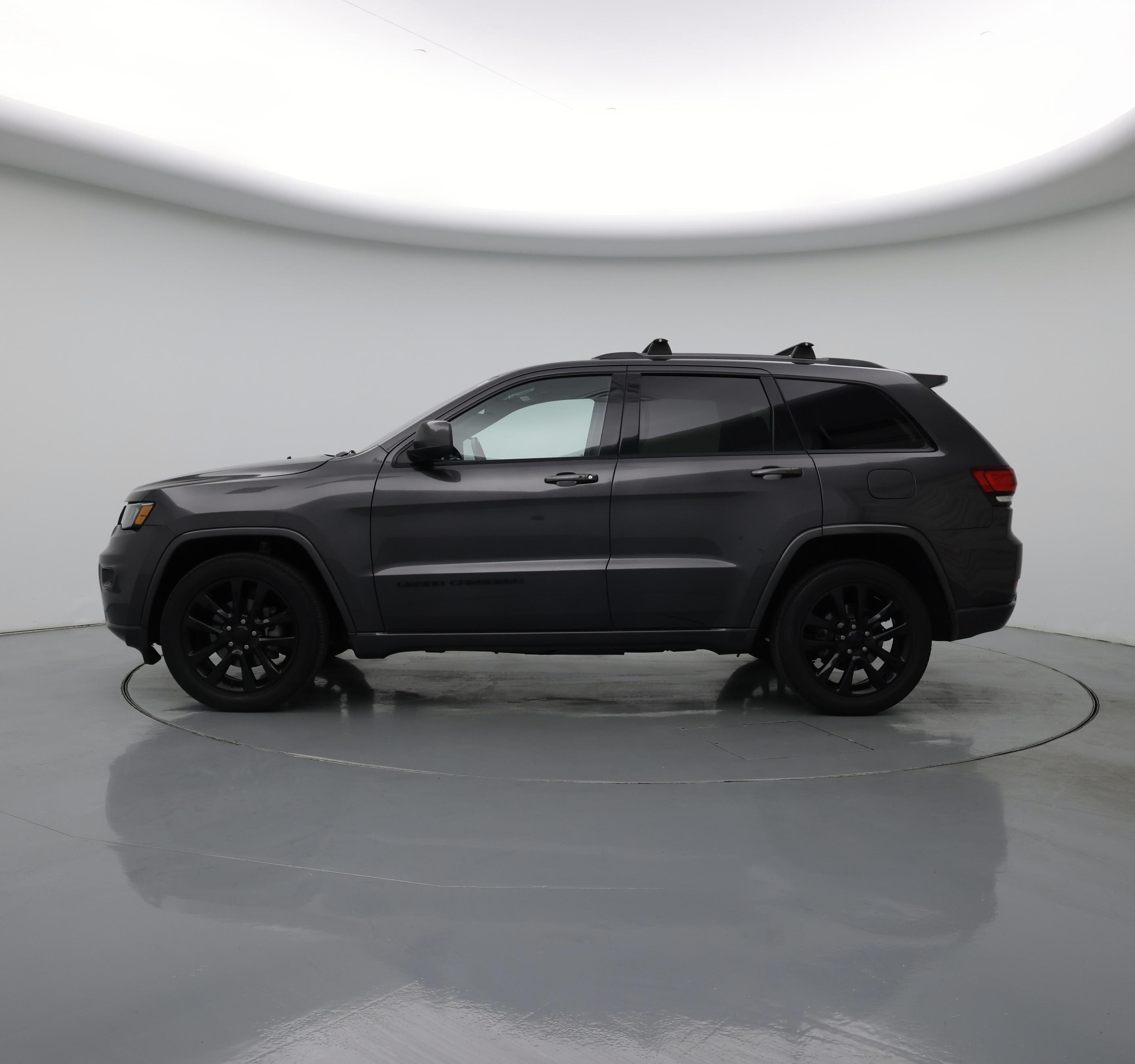 Thumbnail: 2018 Jeep Grand Cherokee - 3