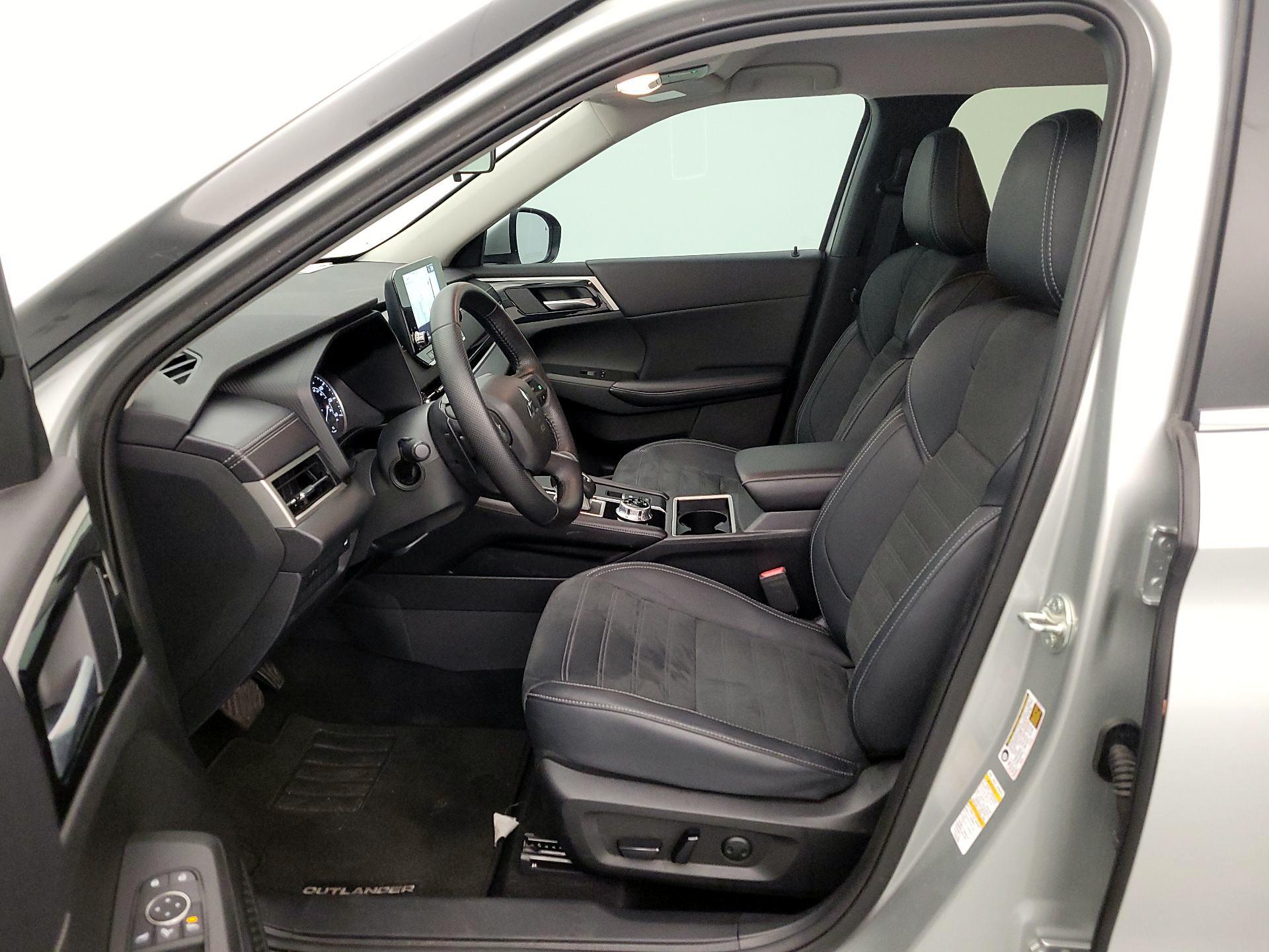 Thumbnail: 2024 Mitsubishi Outlander - 11