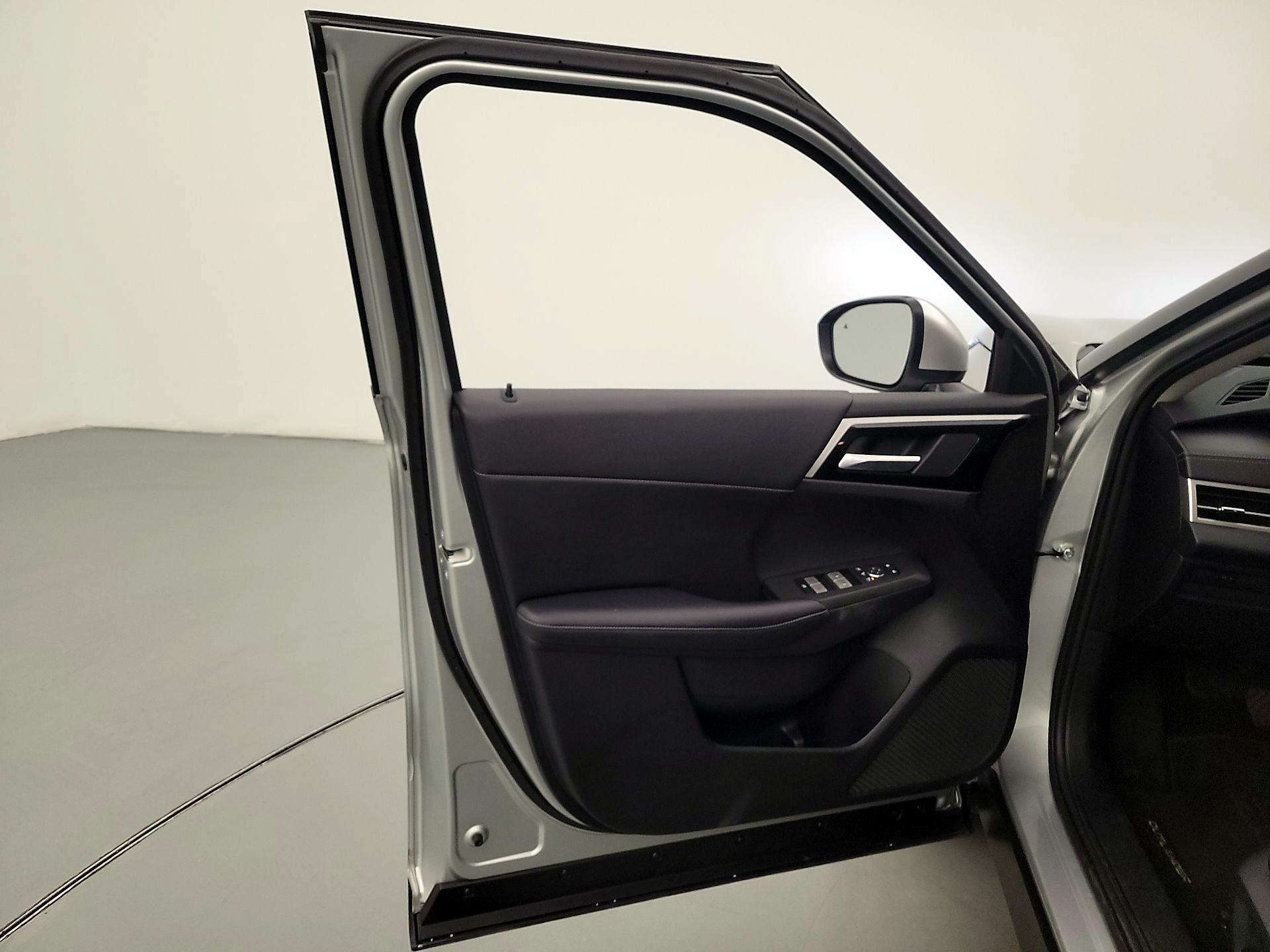 Thumbnail: 2024 Mitsubishi Outlander - 12