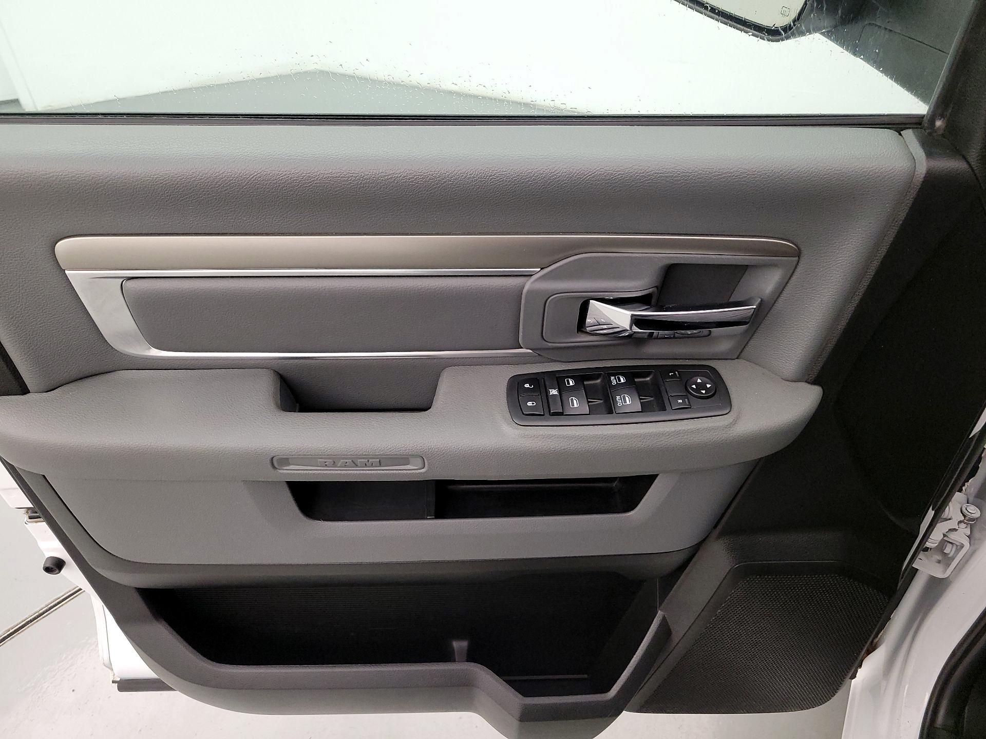 Thumbnail: 2019 RAM 1500 Classic - 12
