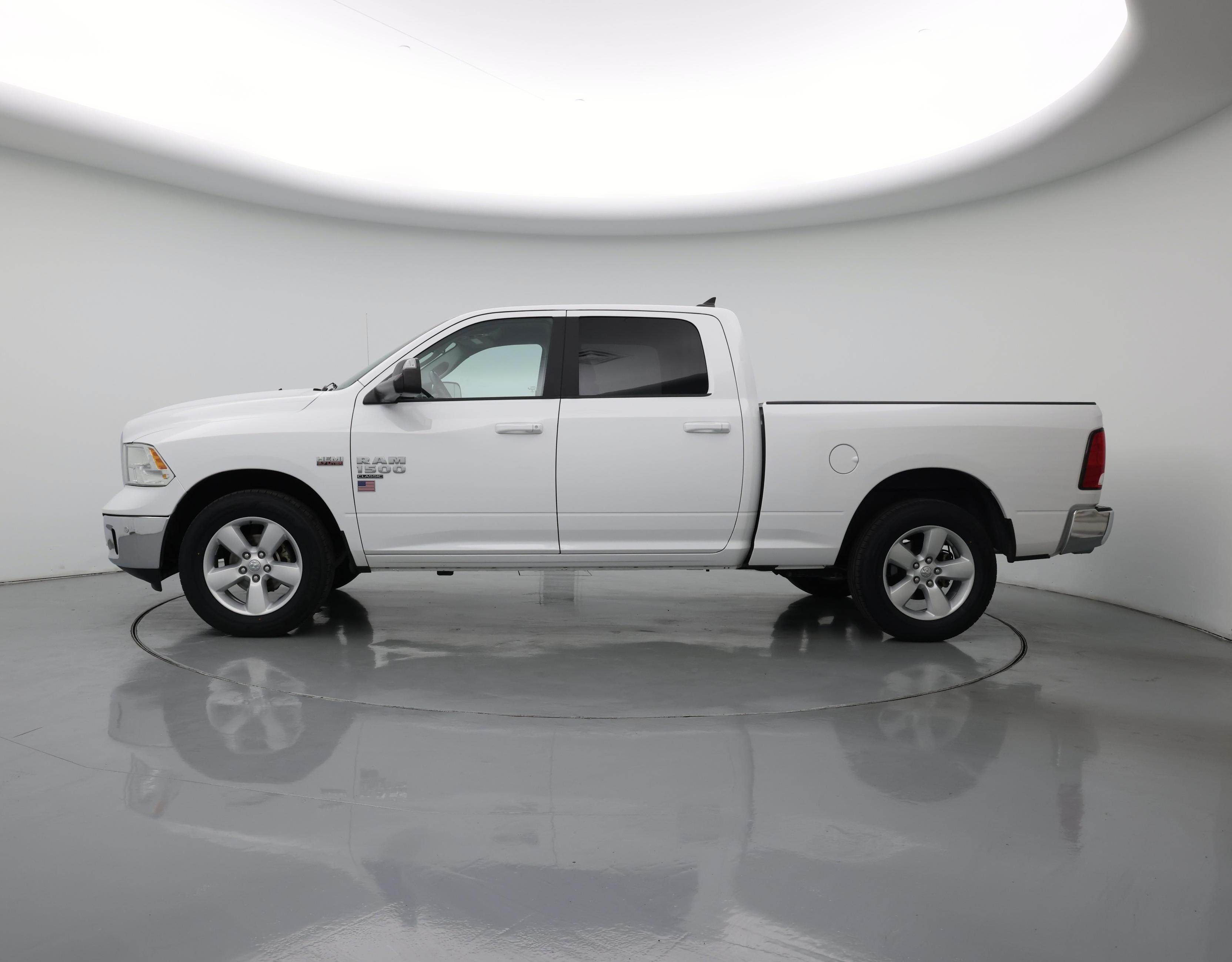 Thumbnail: 2019 RAM 1500 Classic - 3
