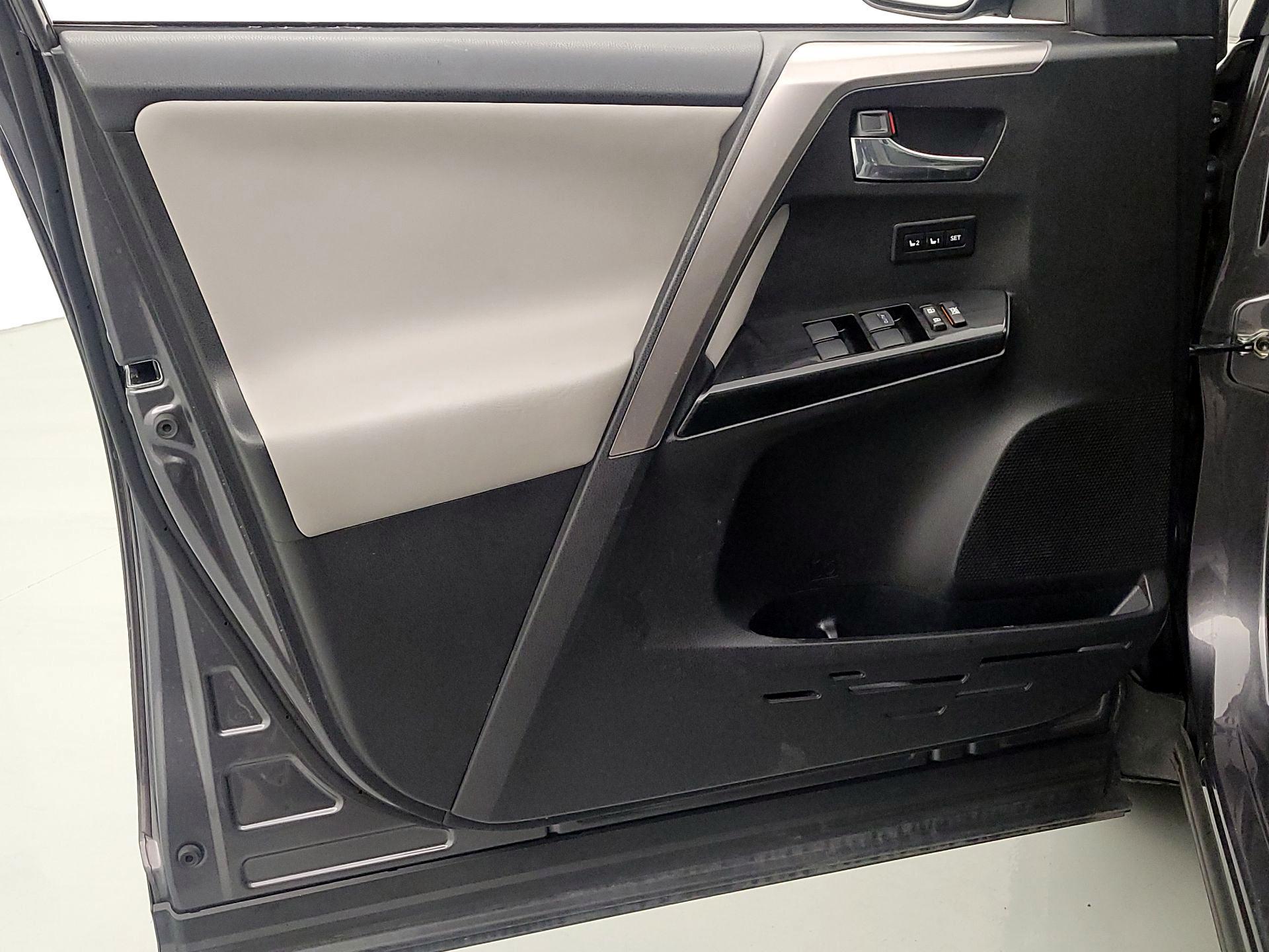 Thumbnail: 2016 Toyota RAV4 - 12