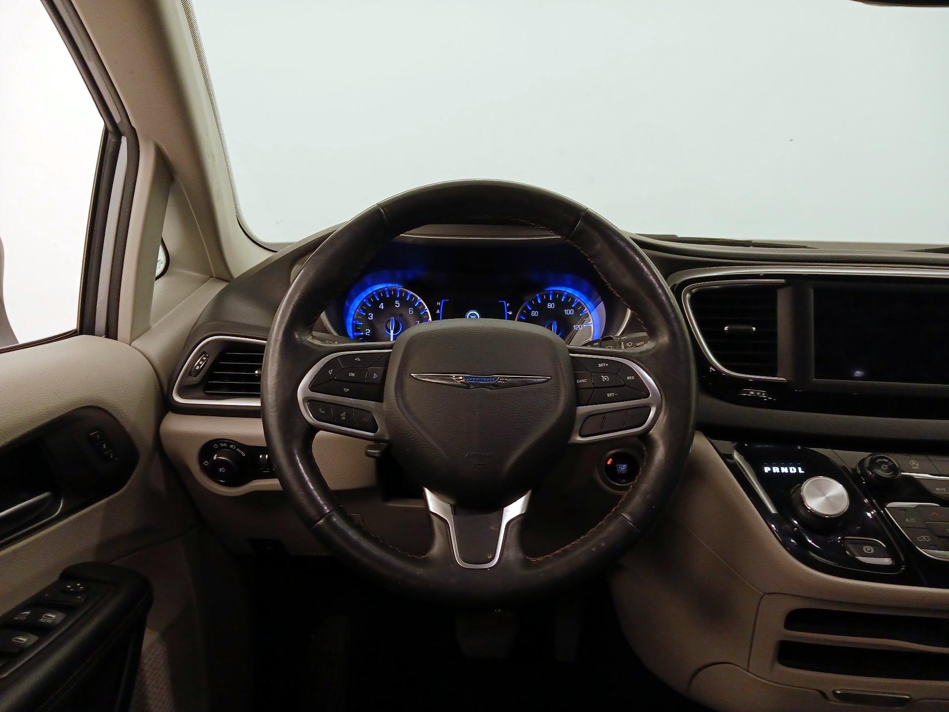 Thumbnail: 2020 Chrysler Pacifica - 10